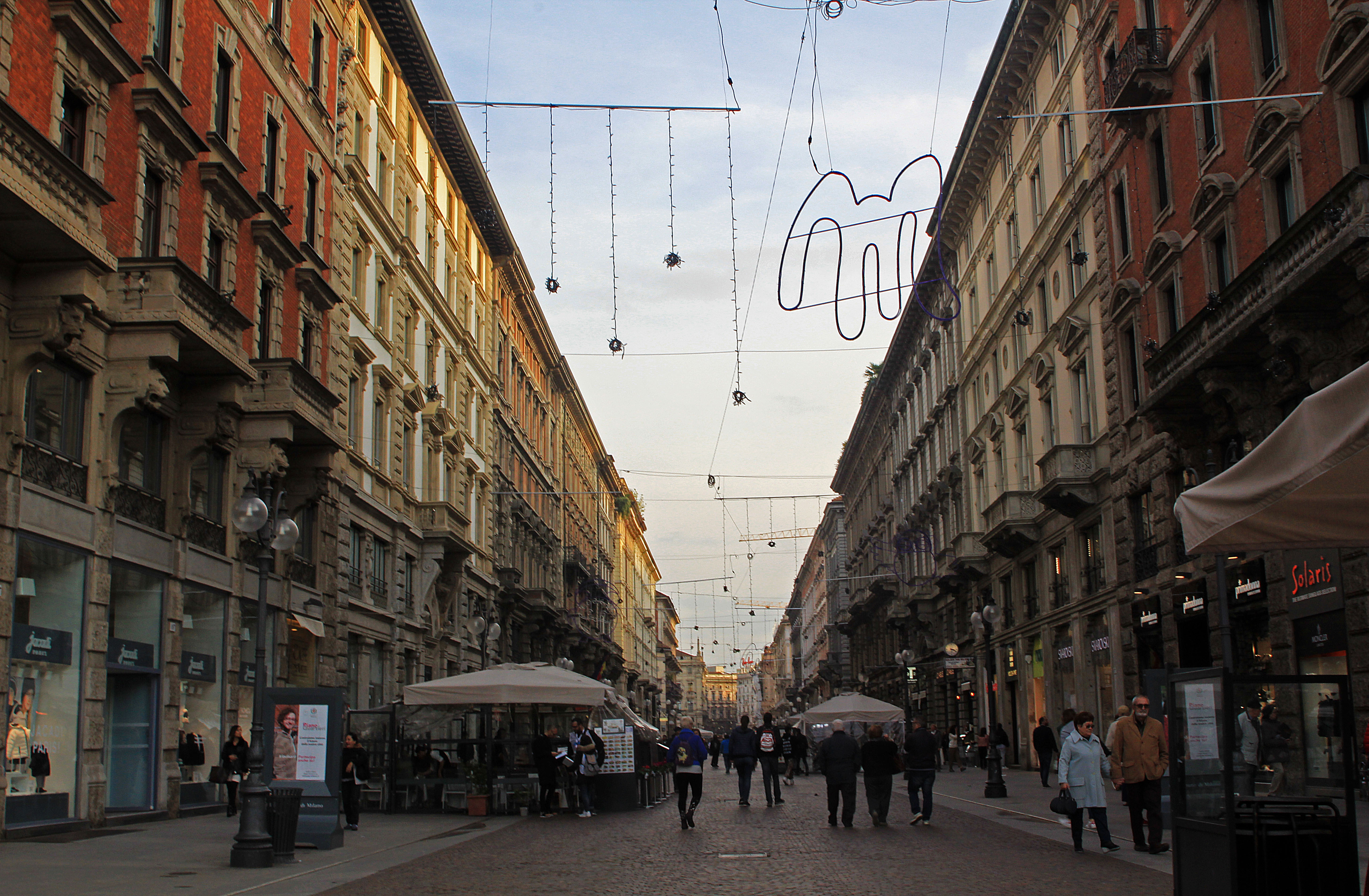 Dante Street, a wide pedestrian-only connection between Sforzesco Castle and the Duomo, is an ideal place to share a bottle of wine at an outdoor table and watch the world walk by.