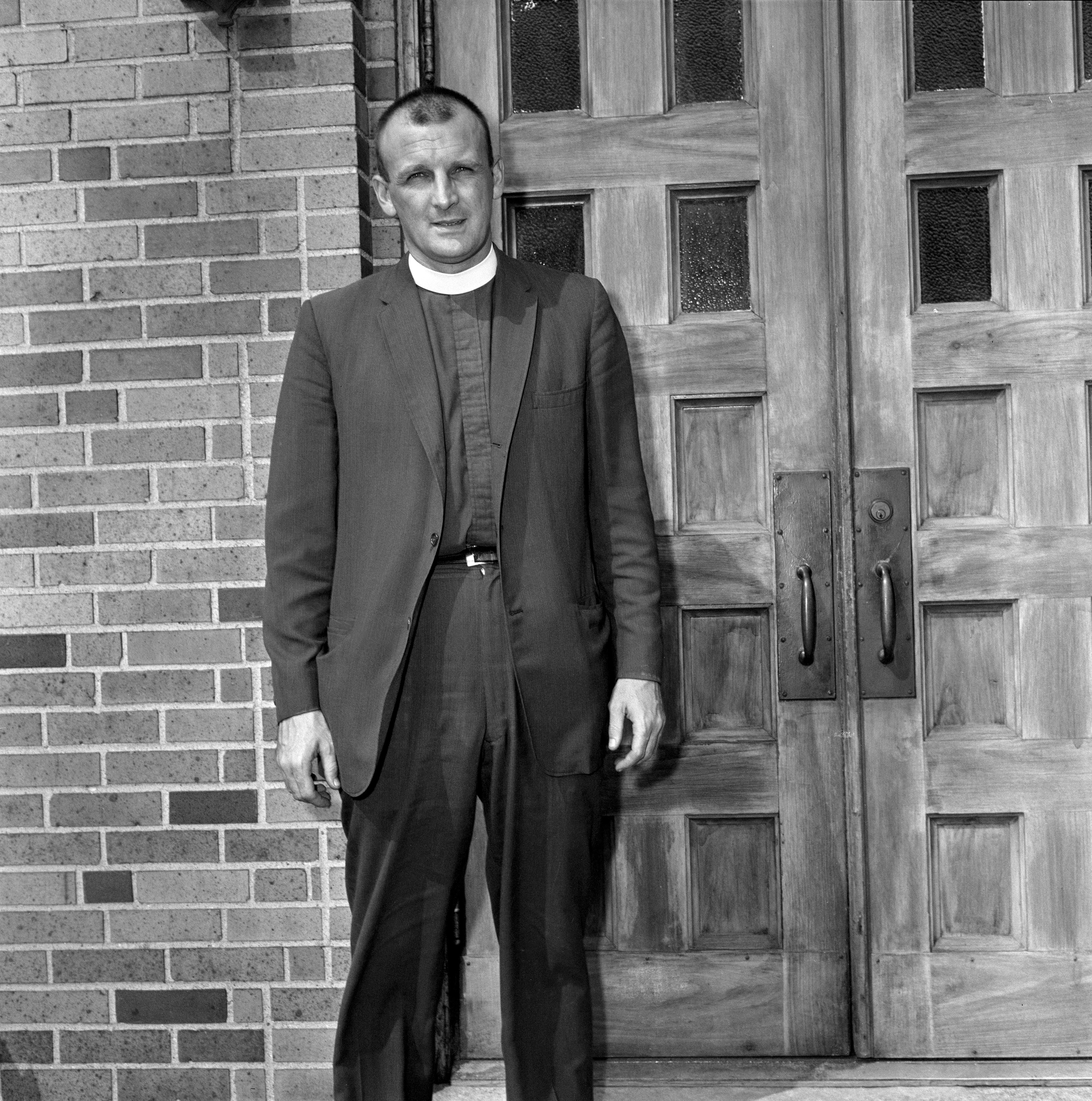 Rev. Robert Castle; activist priest became movie actor - The