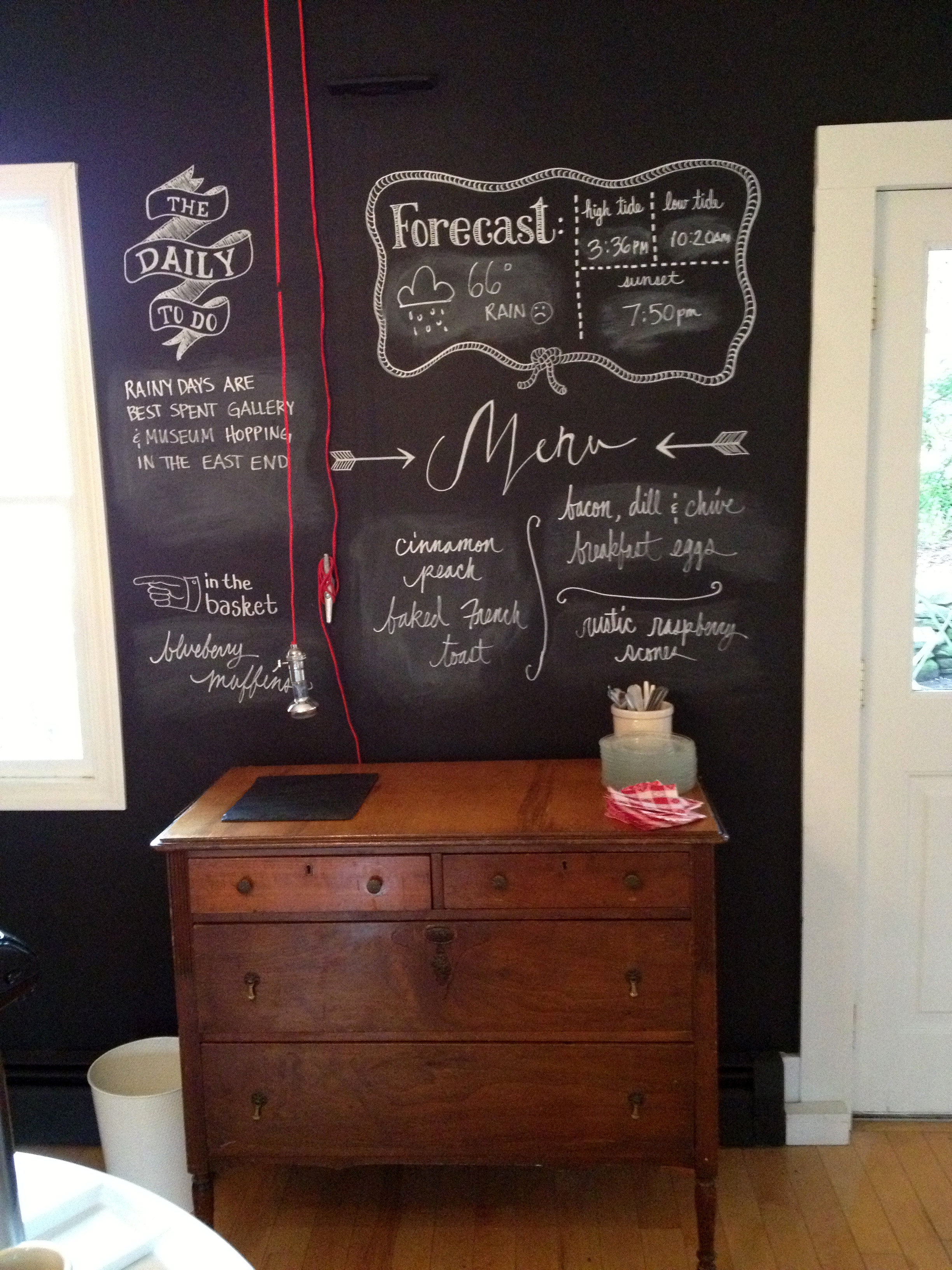 In the breakfast lounge you’ll find the day’s weather, tides, and menu written on a large chalkboard.