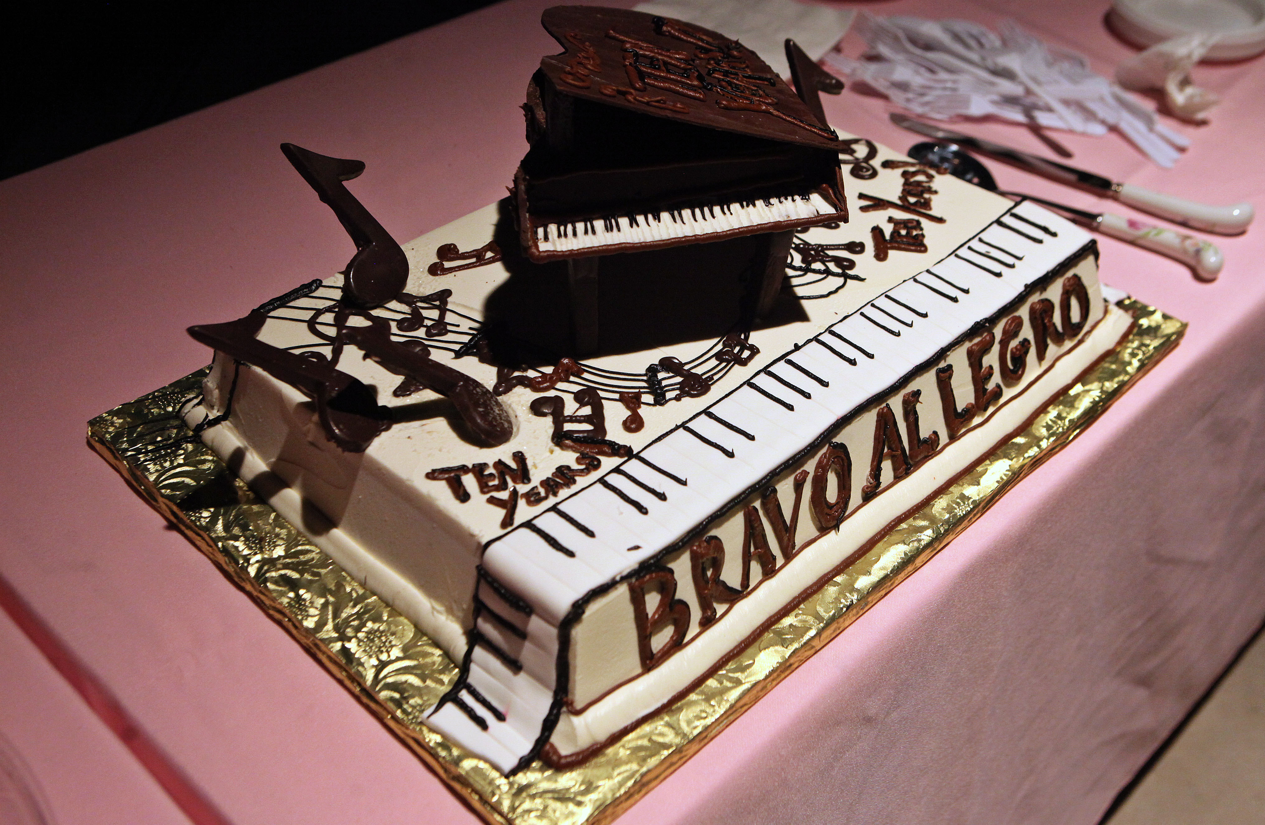 A cake featuring a chocolate piano.