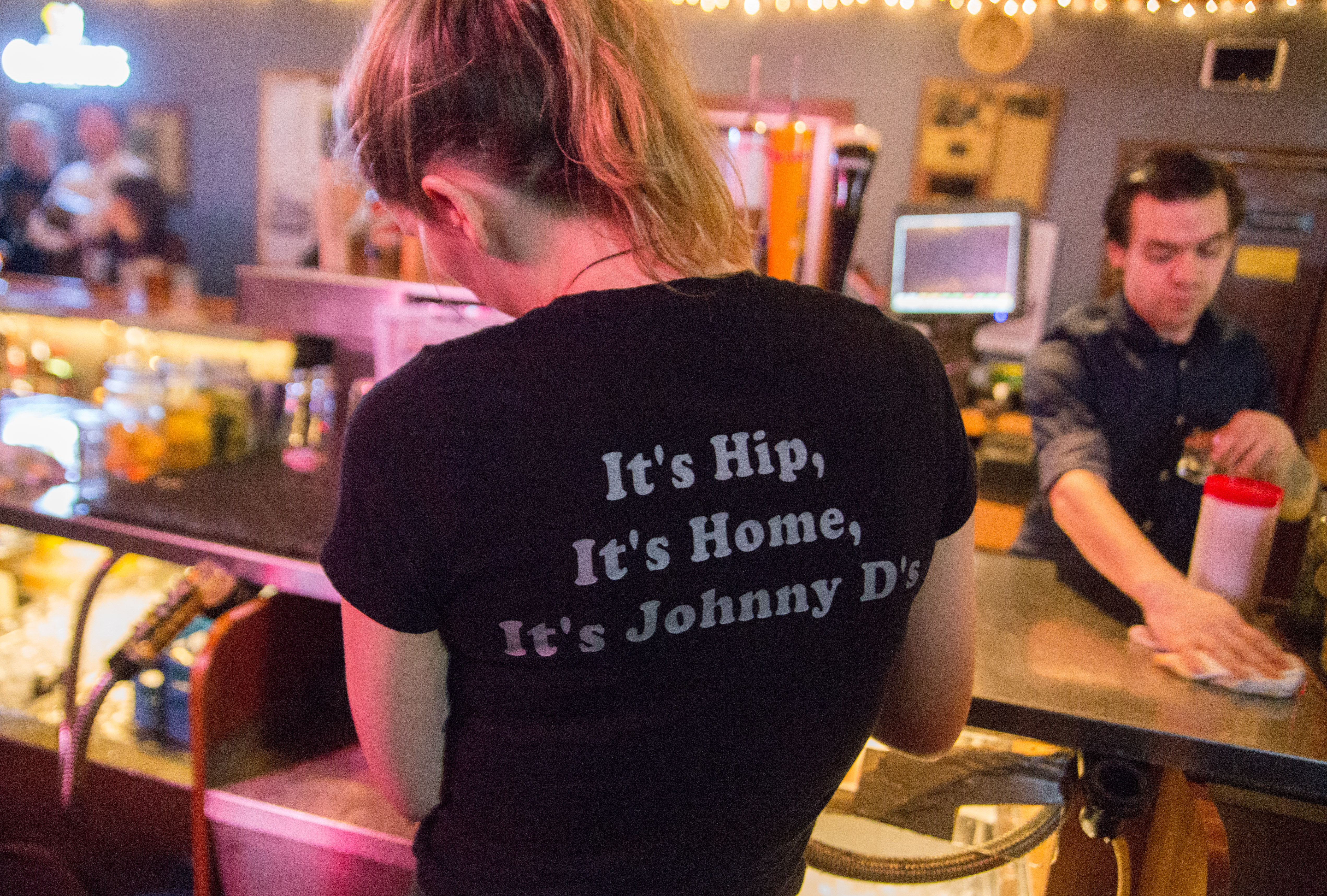 A server wearing the classic Johnny D’s T-shirt.