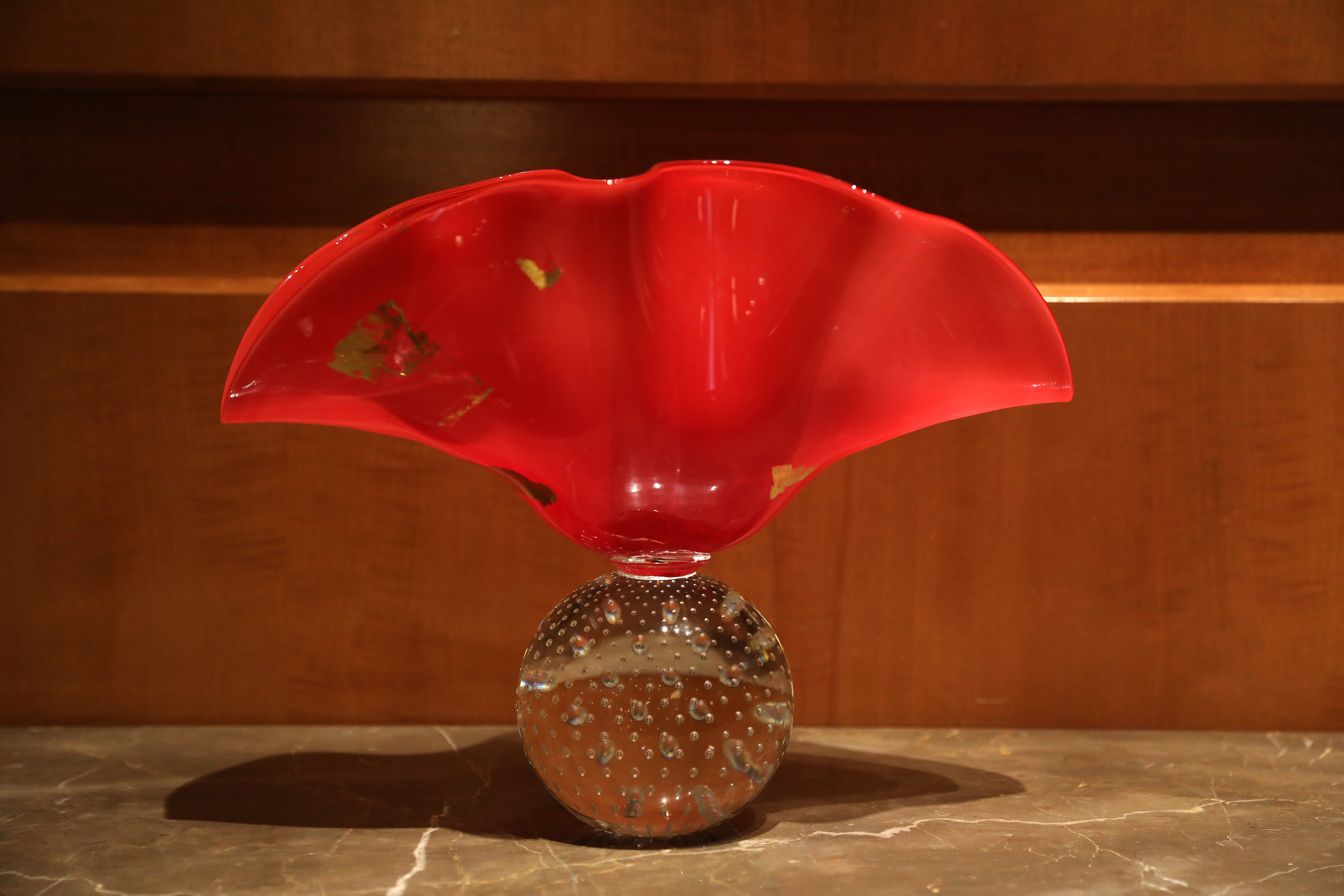 A “Fan and Flames” sculpture display was designed for the hotel by artisans at Pairpoint Glass Co.