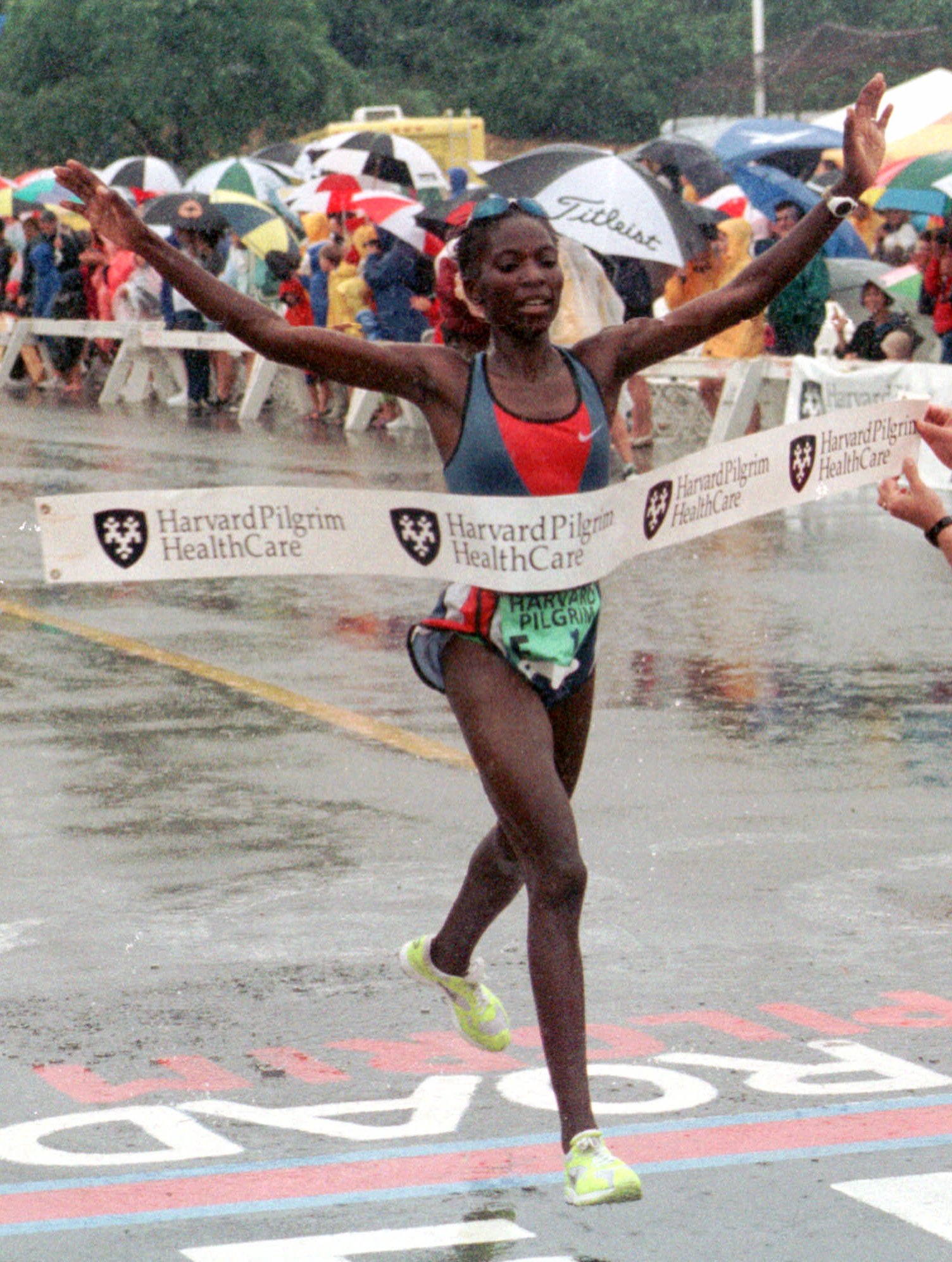 In 1999, Kenya’s Catherine Ndereba won the women’s race.
