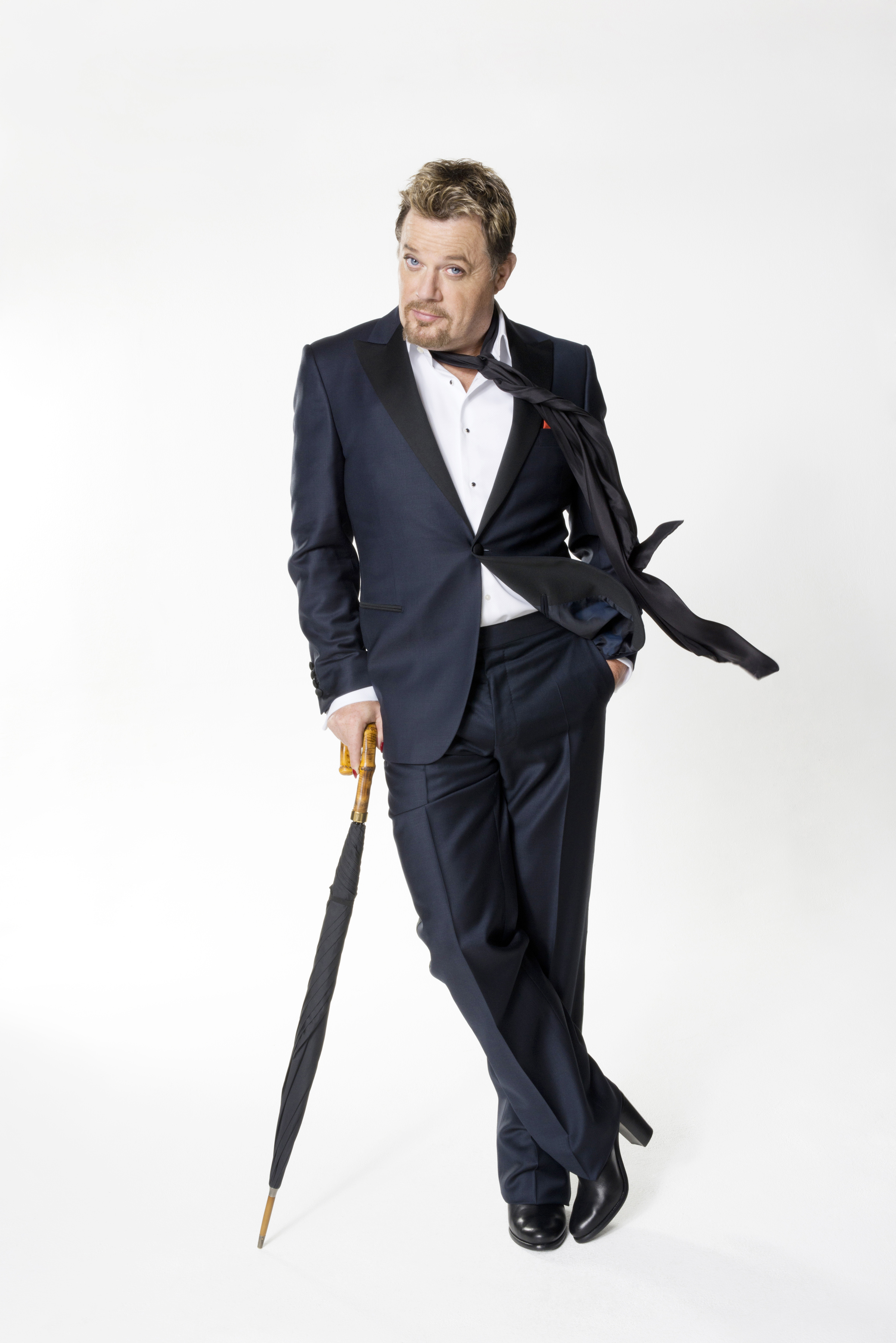 British comedian Eddie Izzard has performed in English, French, and German, and is looking to play shows in Spanish, Russian, and Arabic to audiences of native speakers.