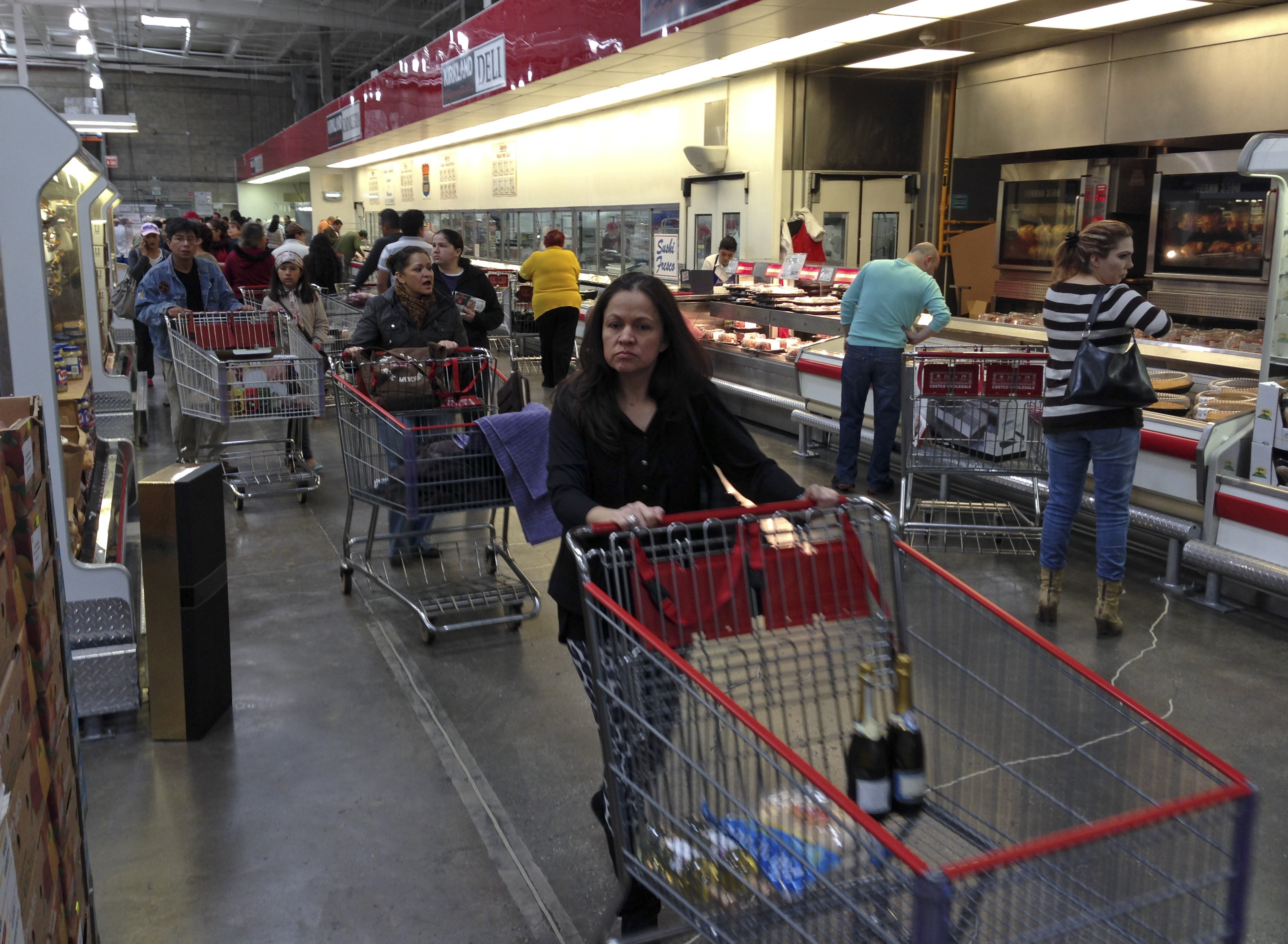At supermarkets like this Costco in Mexico City, shoppers have more options, such as cranberries, chai, and lemons.