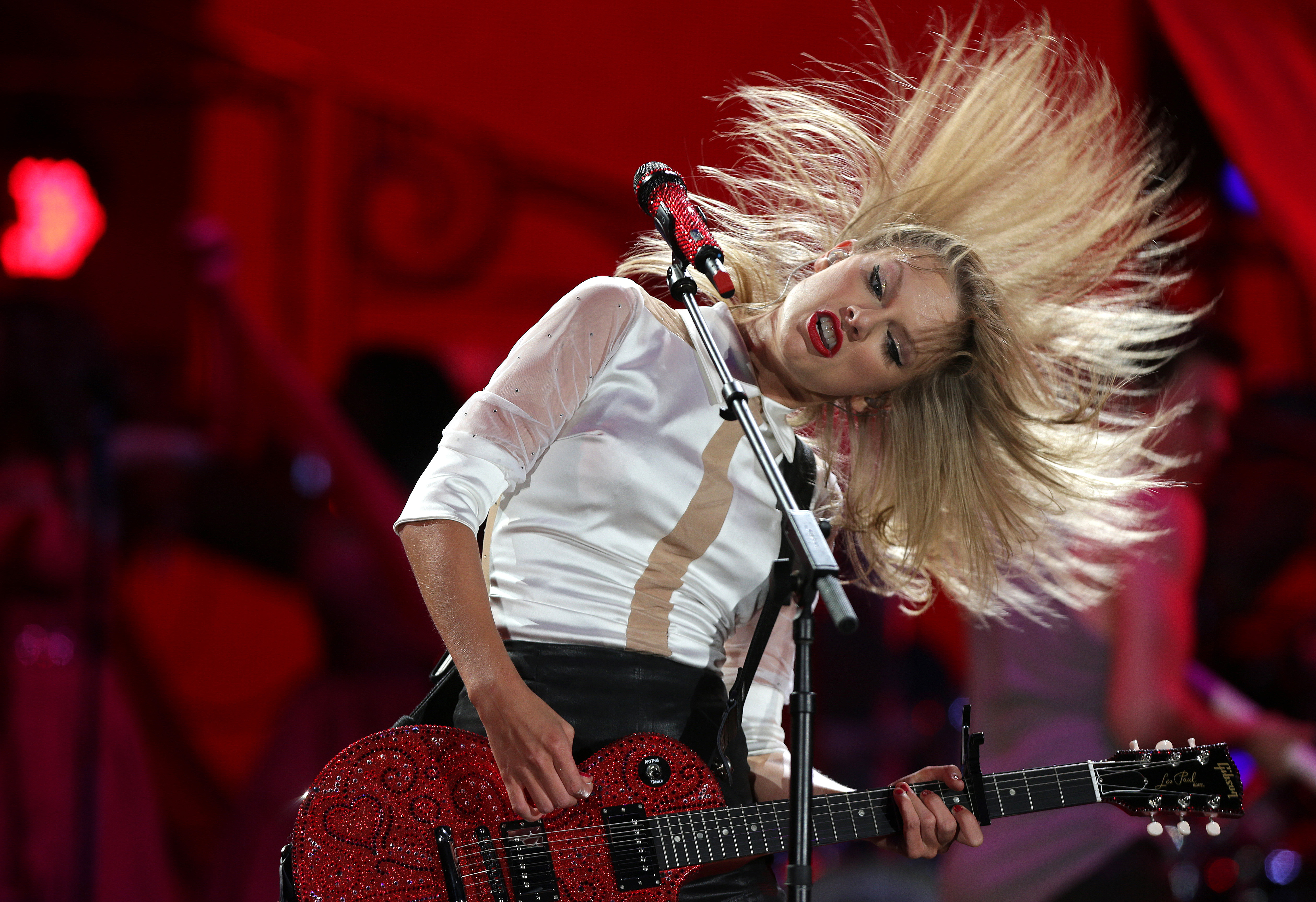 Taylor Swift delivers confident pop spectacle - The Boston Globe