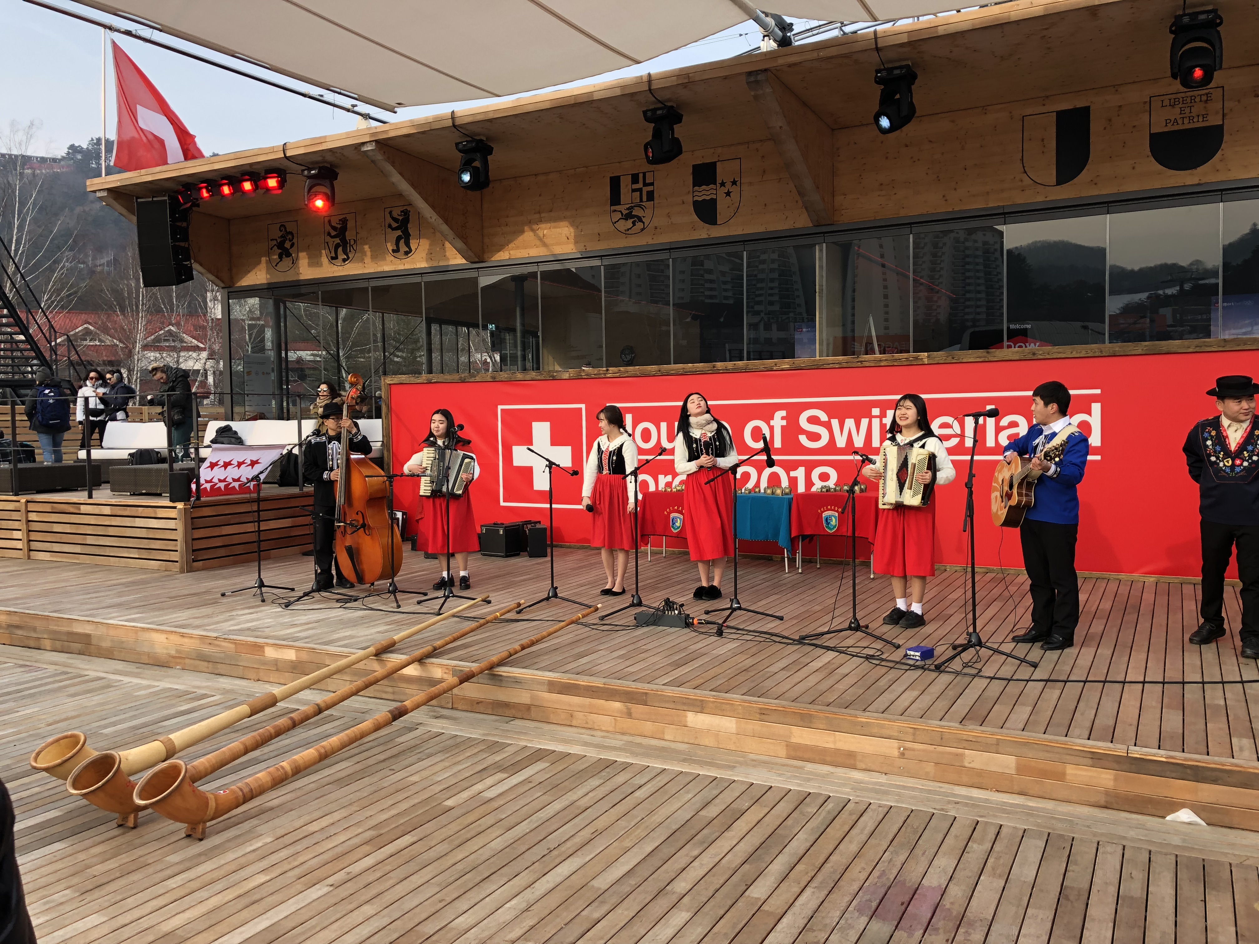 Live entertainment included Alphorn and accordion musicians.