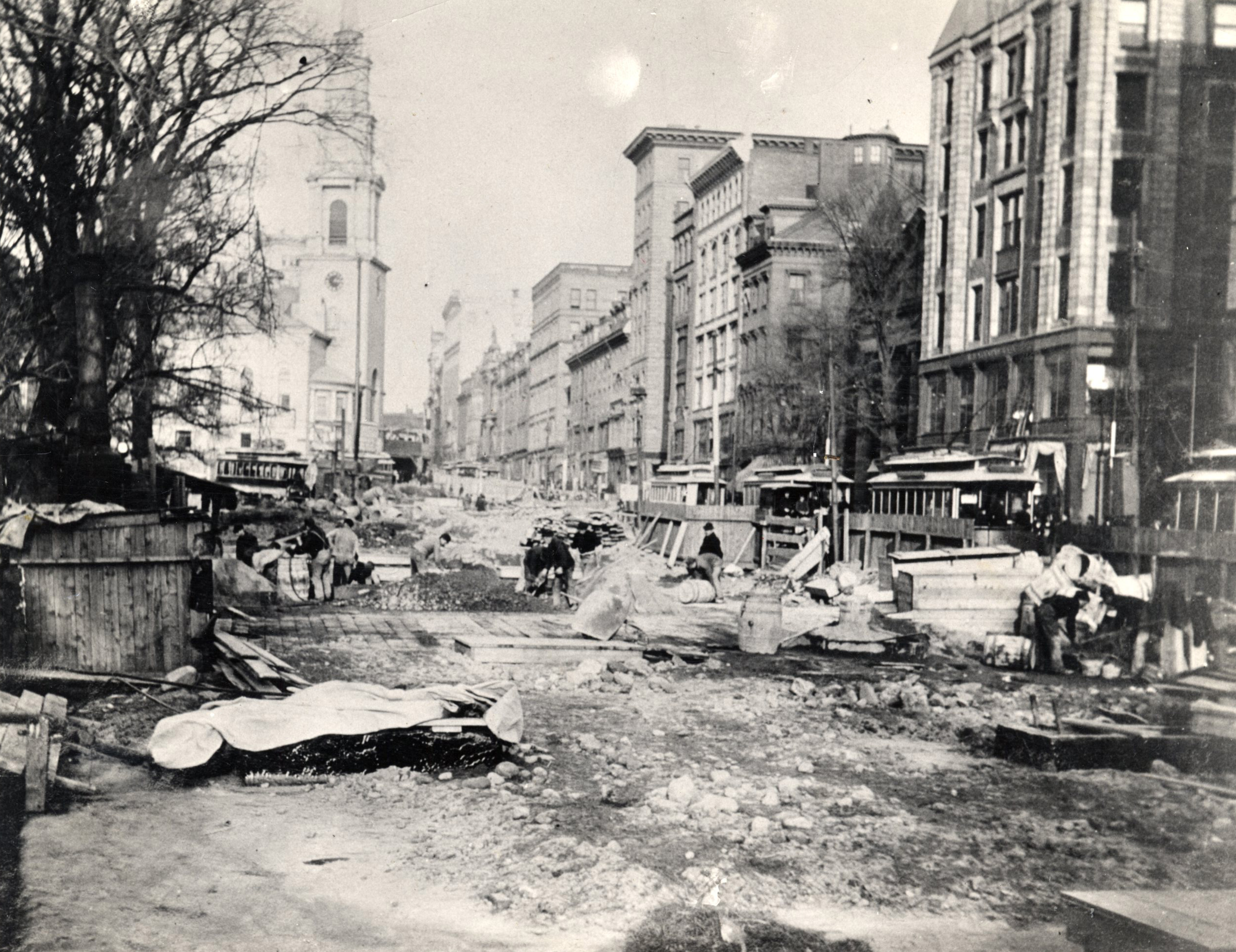 To raise the grade of the Public Garden and the Common to accommodate the subway, an estimated 9,000 cubic yards of fill were needed for the former and 62,000 cubic yards for the latter.
