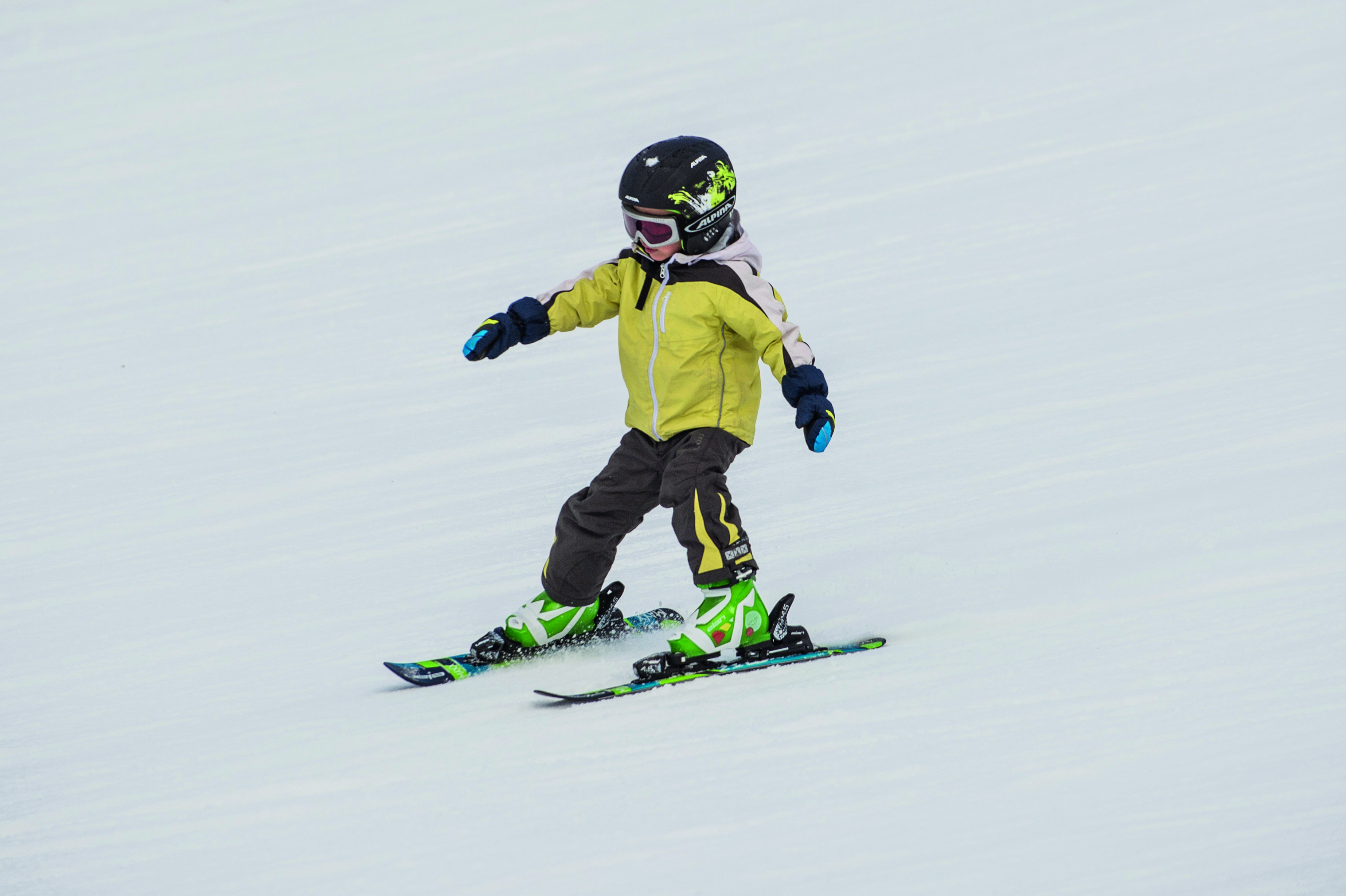 08chillgear -Elan U-Flex skis and boots for kids. (handout)