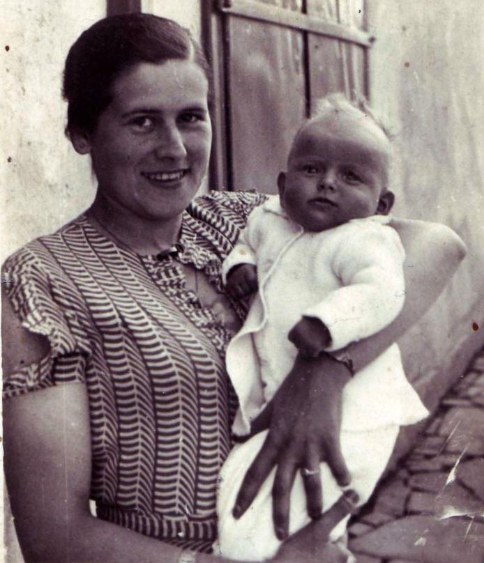 Janet Singer Applefield a baby with her mother, Maria Singer, who was shot to death in 1943.