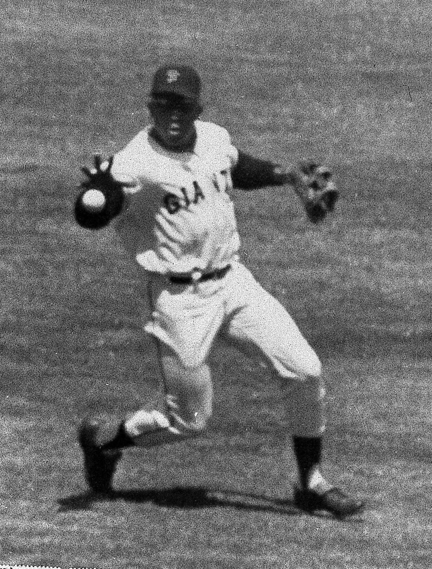 San Francisco Giants center fielder Willie Mays reaches out with his bare hand to snag Mets Ron Swoboda's blooping single at Candlestick Park Arpil 25,1965.