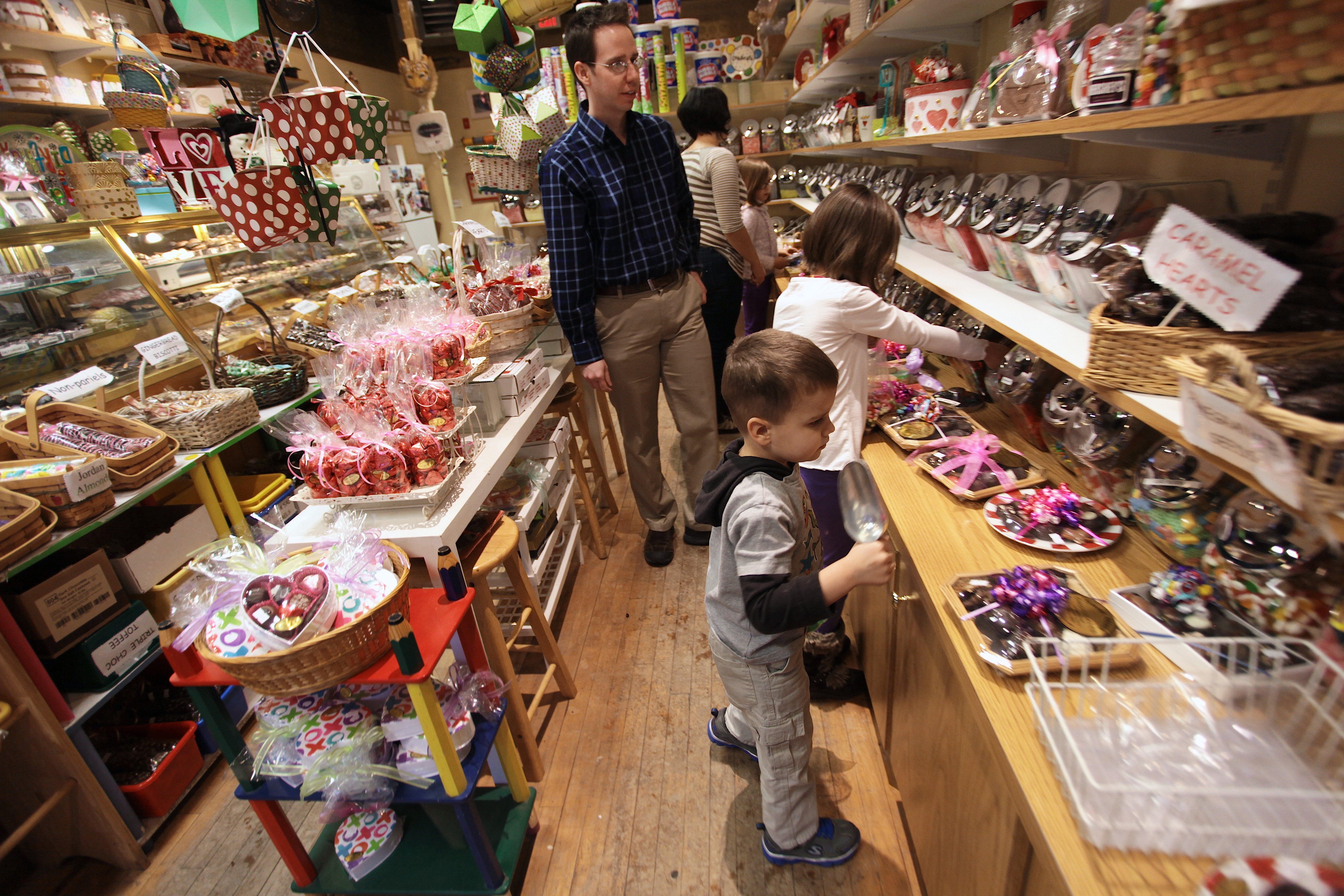 Cross, looked over a variety of candy and chocolates at Sweet Mimi’s with his children.