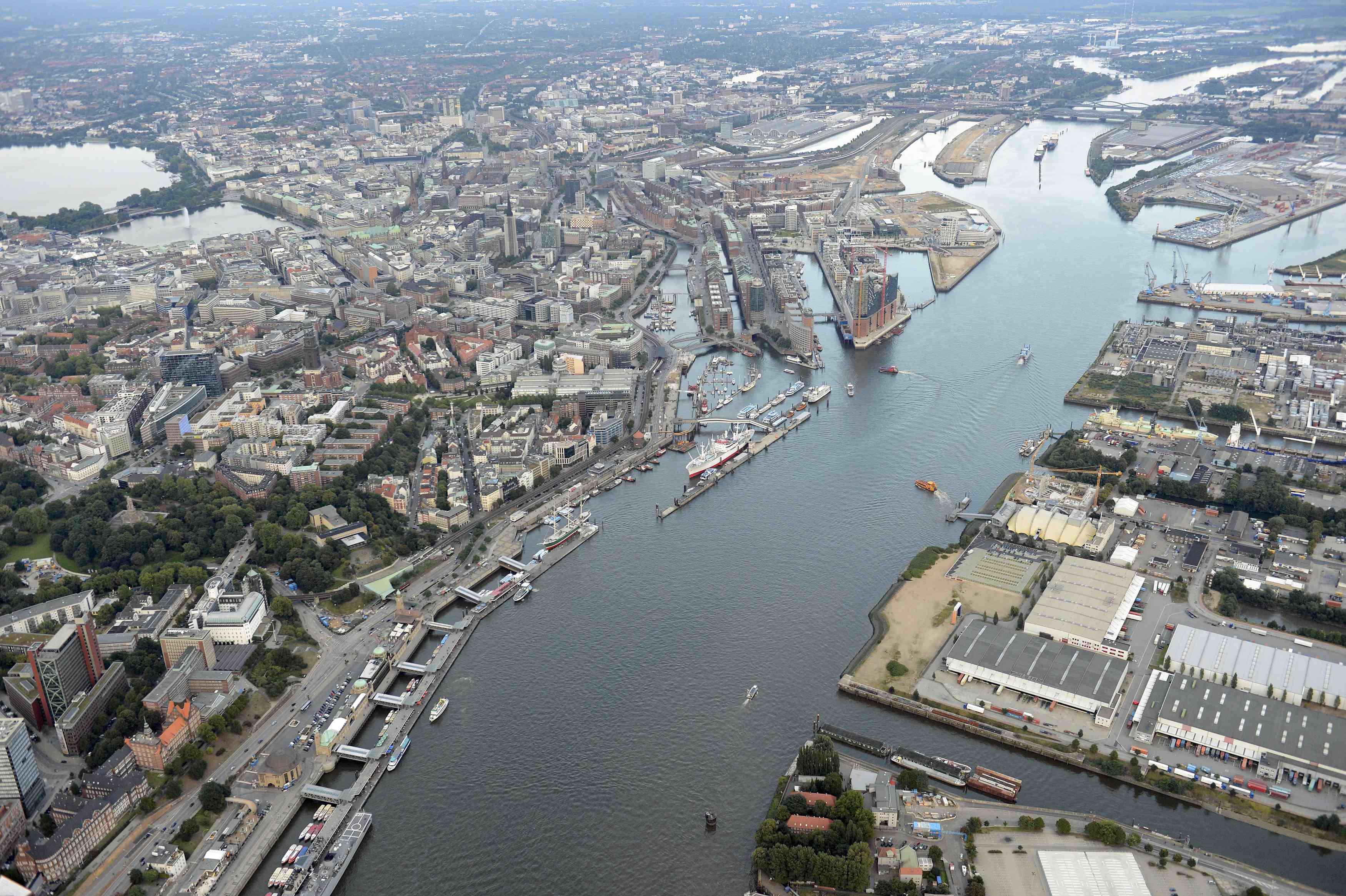 Hamburg has enough acreage along the Elbe for a spacious cluster on the Kleiner Grasbrook island that will accommodate most of the key venues.