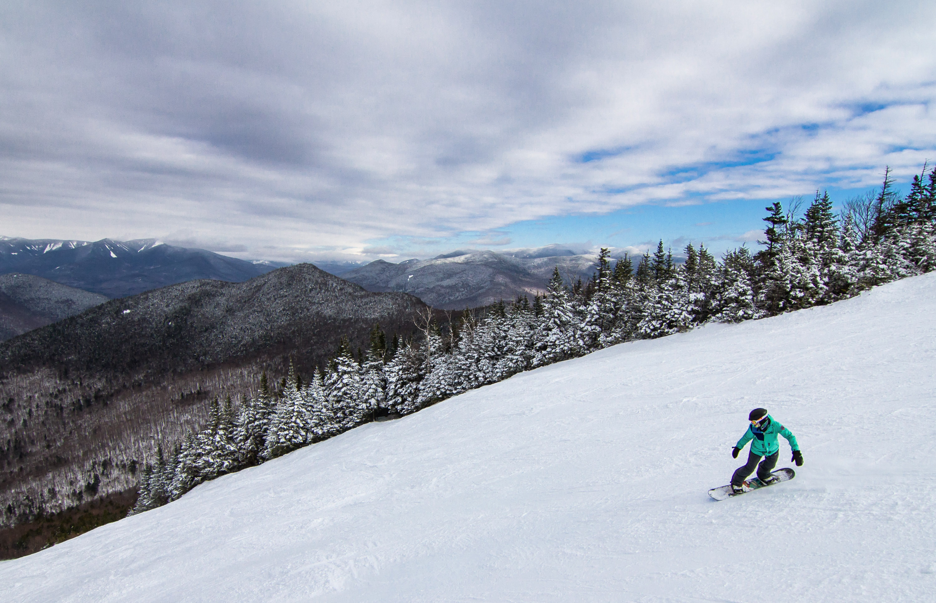 A snowboarder on the upper portion of Walking Boss at Loon.