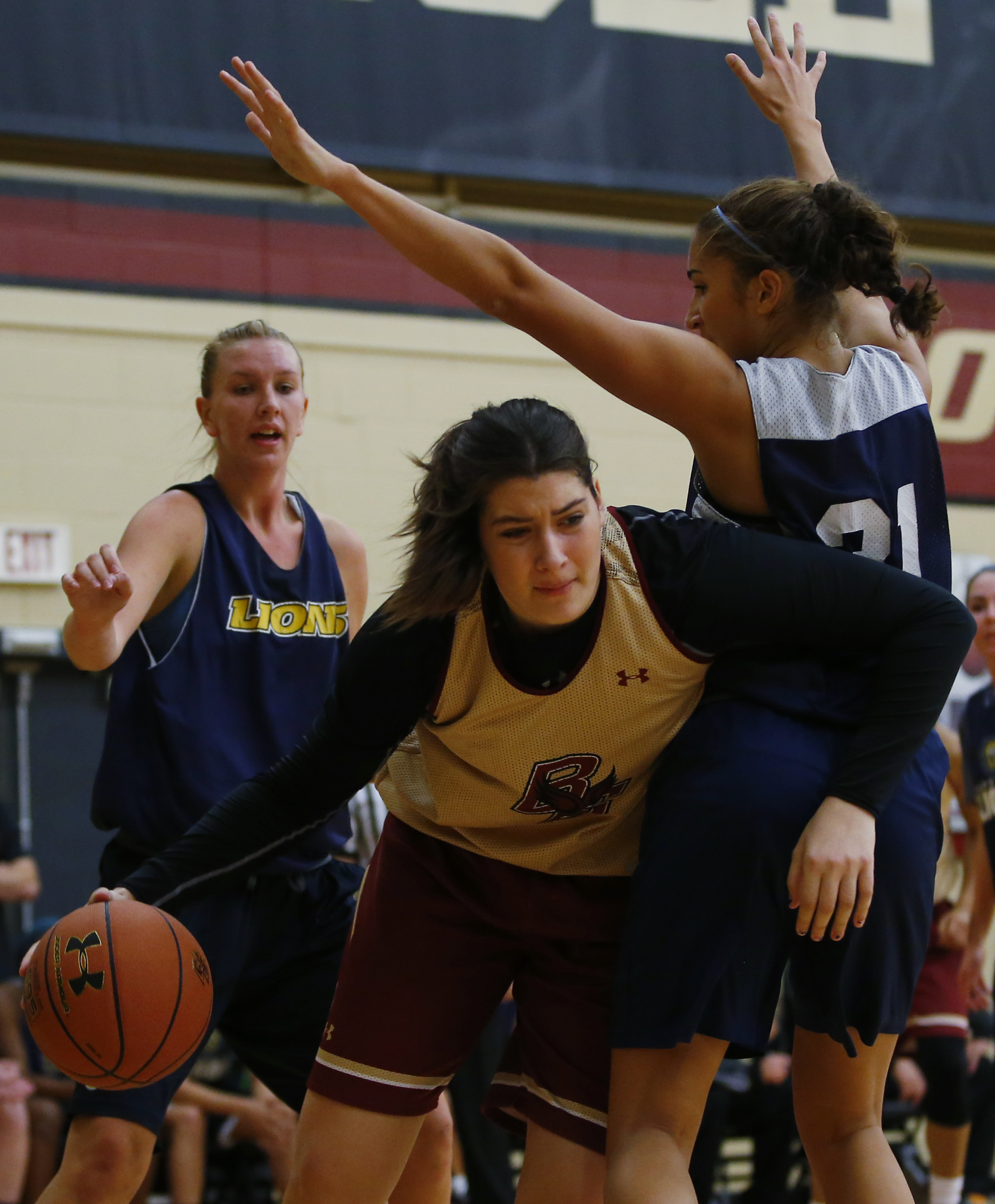 Greece’s Mariella Fasoula (center) followed her father’s footsteps to play college basketball in the US.