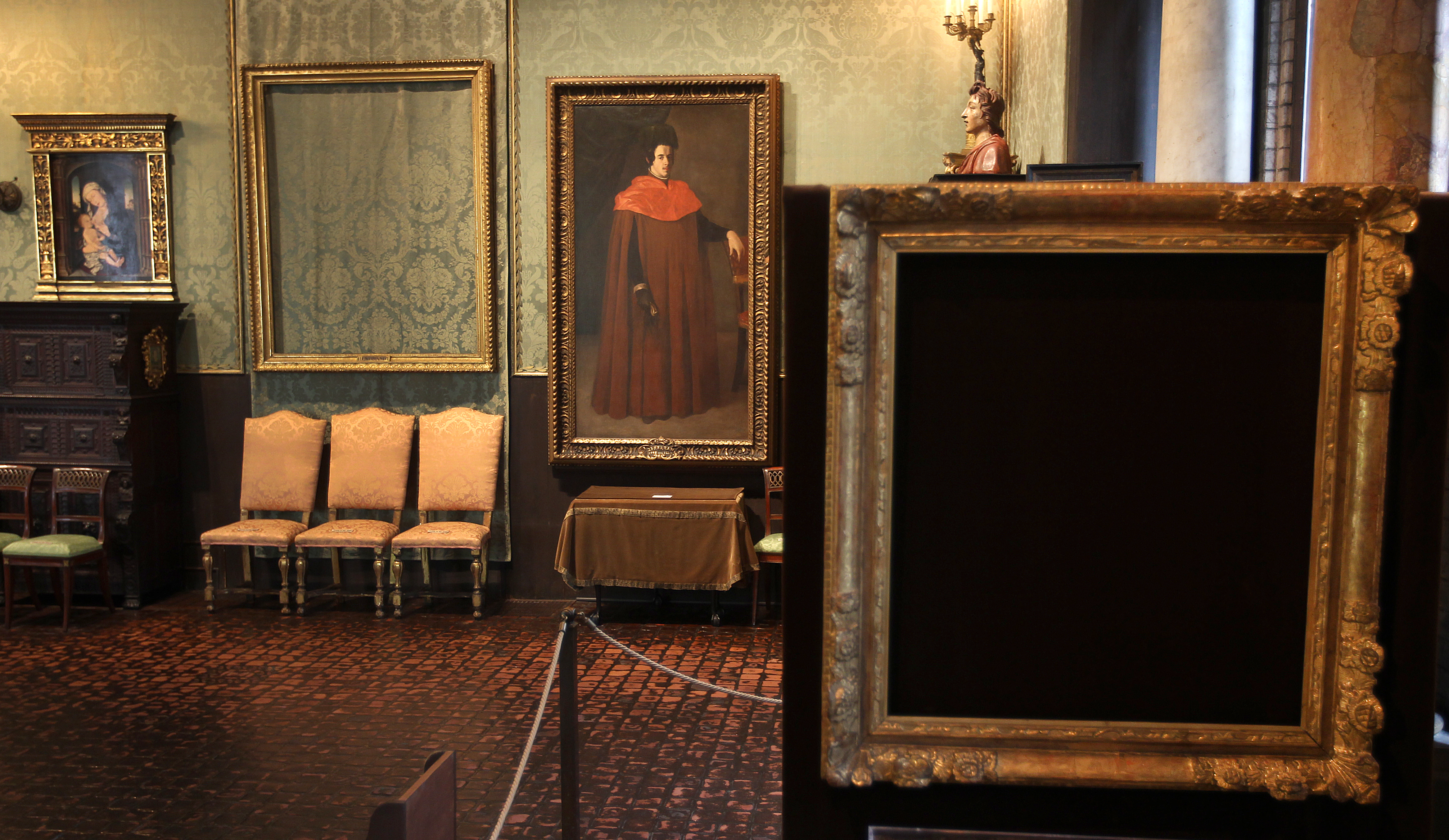 An empty frame at the museum.