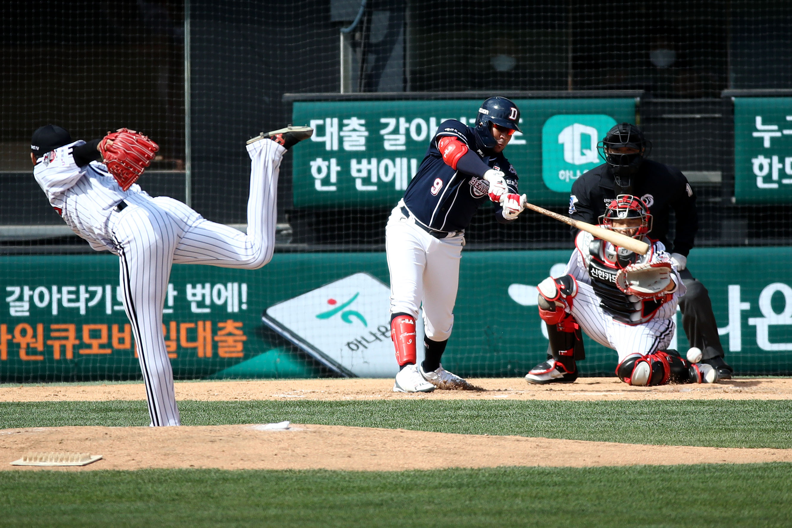 The Doosan Bears (at bat) and the LG Twins played a preseason preseason game Tuesday.