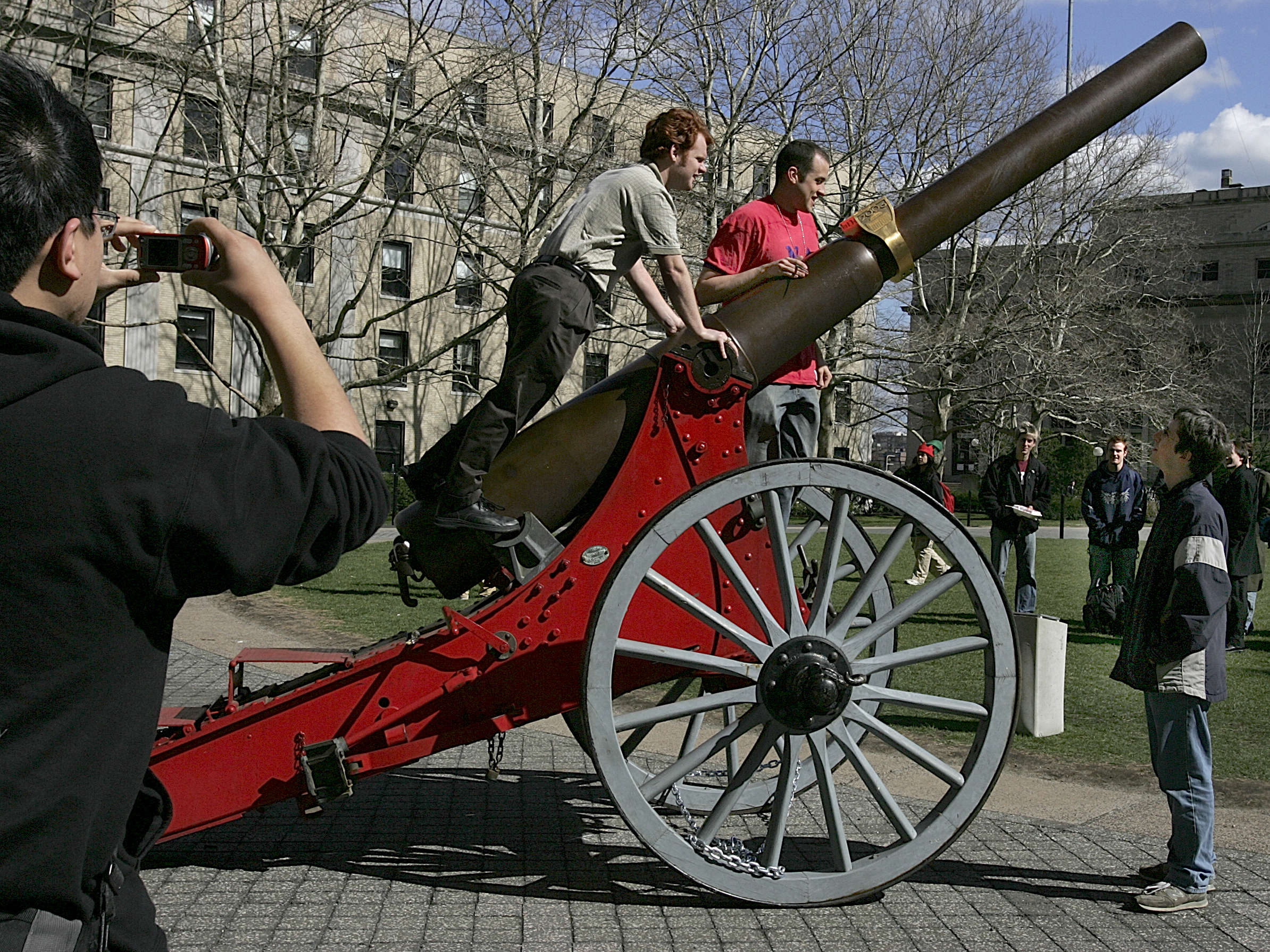 Students and passersby examined a Civil War cannon on MIT’s campus that was “liberated” from MIT rival CalTech in 2006.