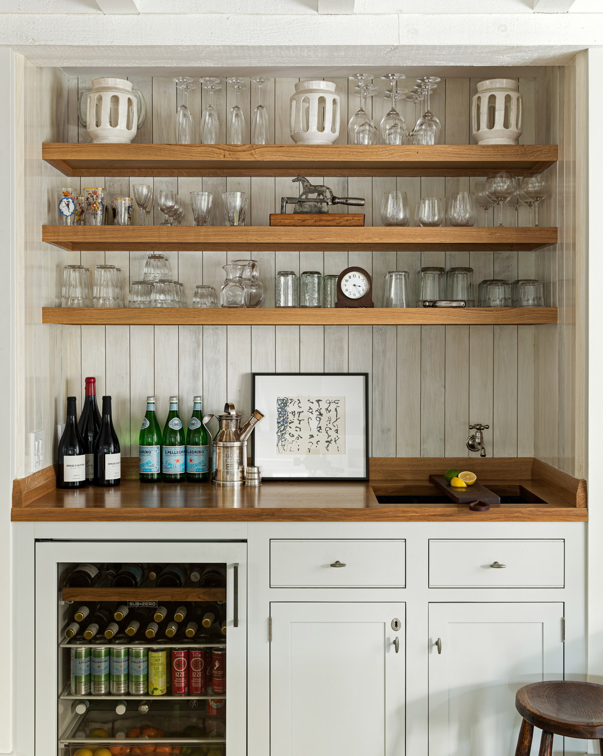 Gregory mixed matte marine-grade polyurethane with a light gray pigment for the wood planks that line the built-in bar. “It’s a quiet finish borrowed from boat builders in Bergen, Norway,” he says.