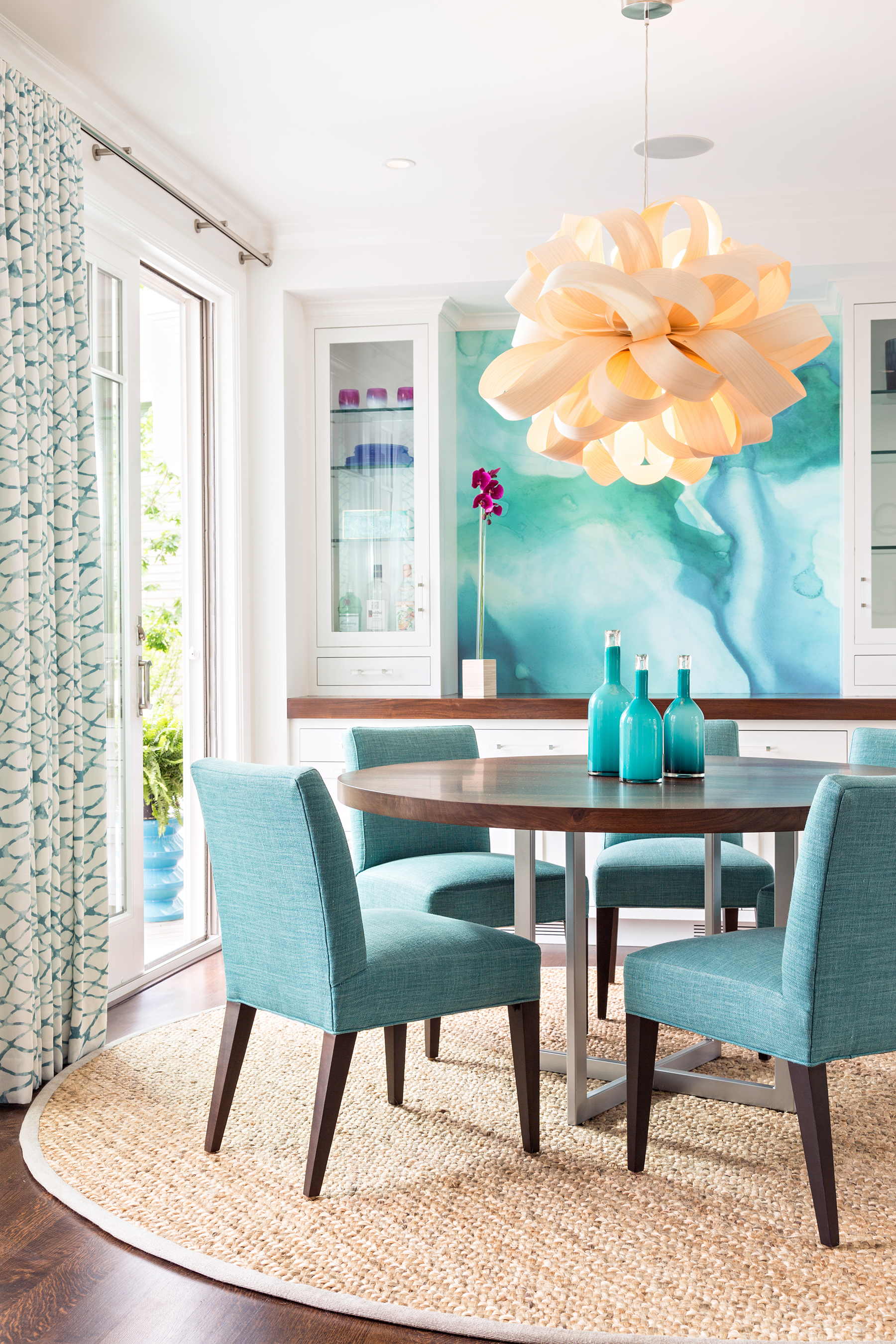 In the dining room, the drapery fabric set the color scheme for much of the house. It’s a printed linen called Waterpolo in Lagoon, designed by Jeffrey Alan Marks for Kravet.