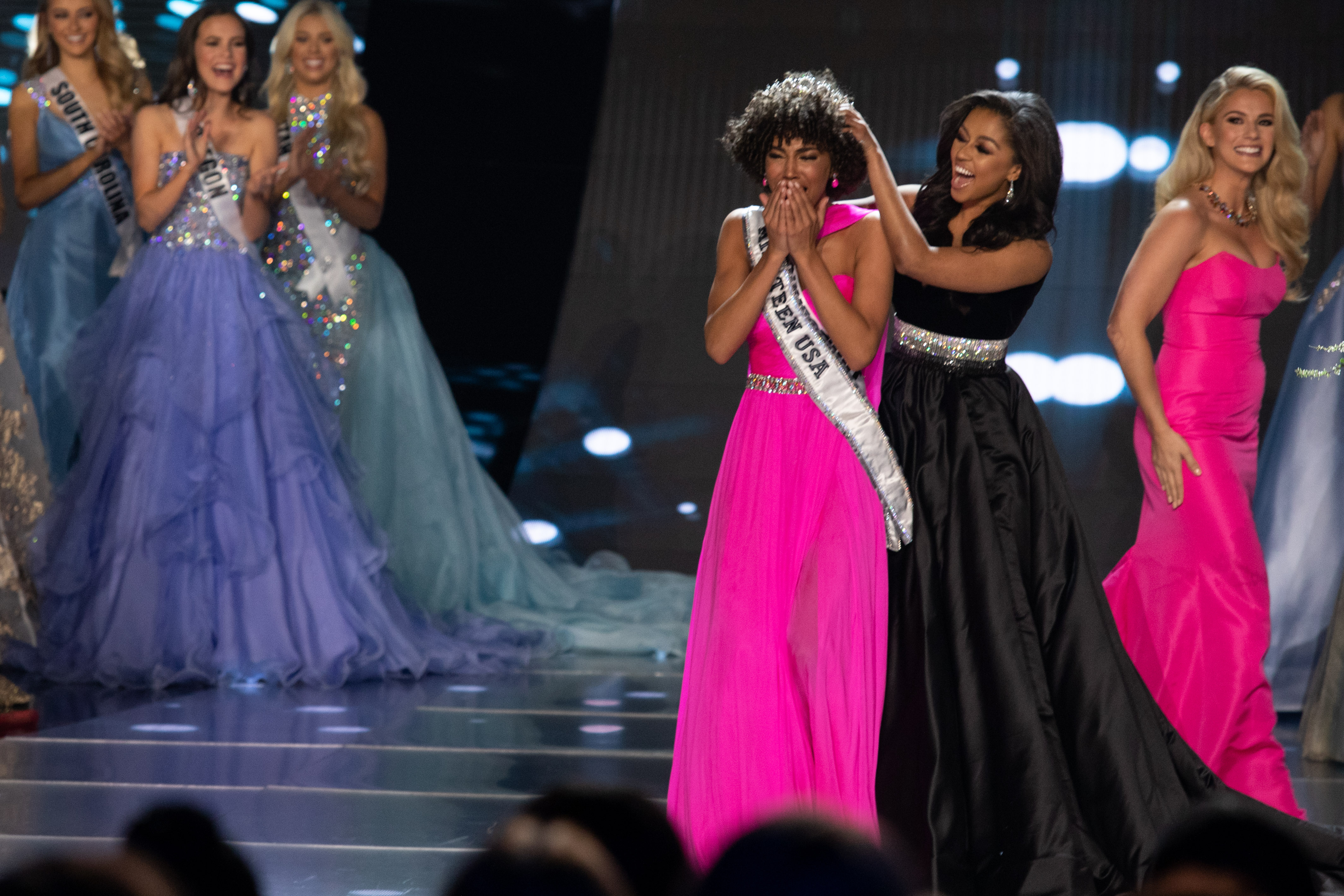 Kaliegh Garris was crowned by Miss Teen USA 2018, Hailey Colborn.