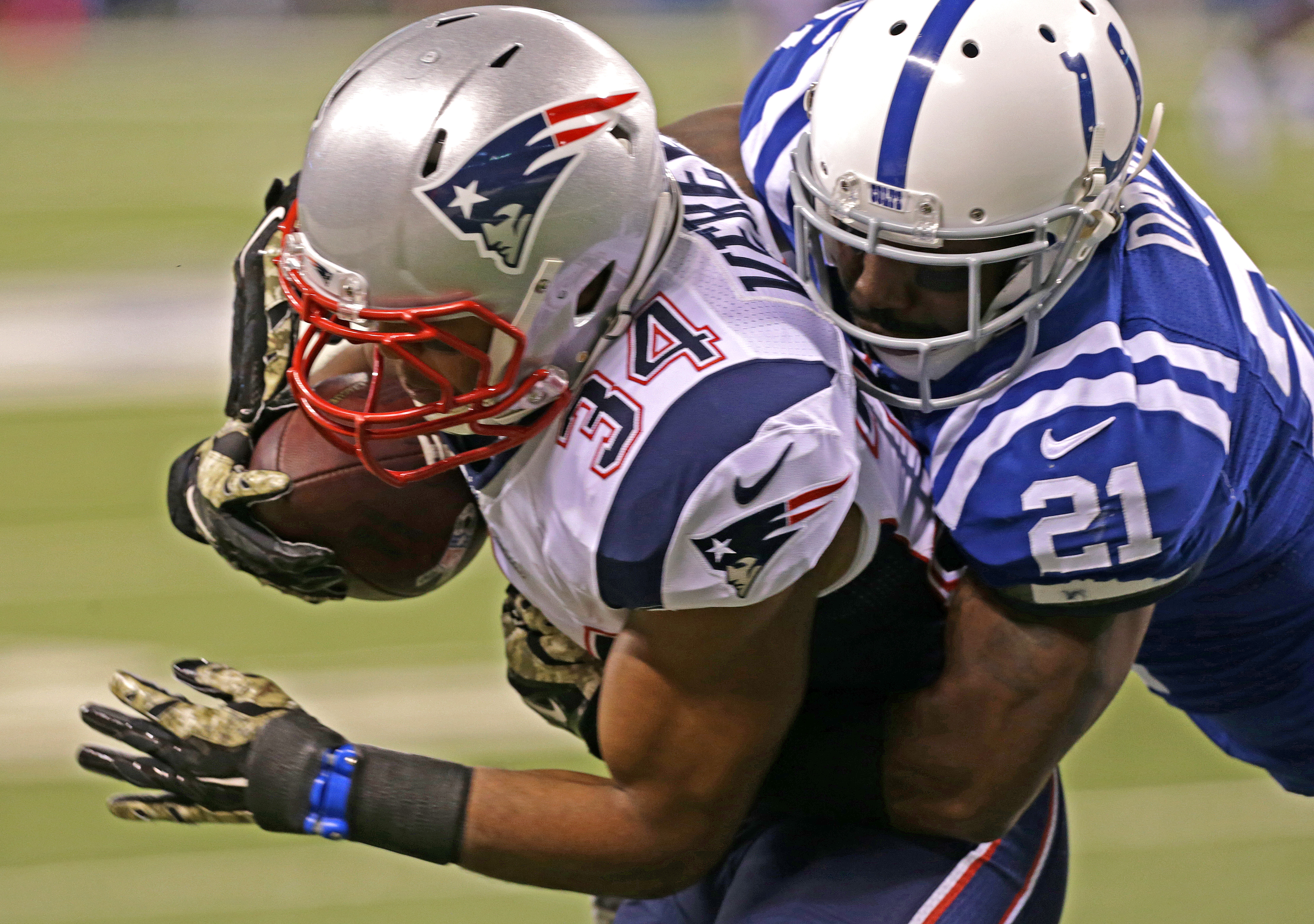Shane Vereen became the first Patriots running back since Kevin Faulk in 2008 to have 50 carries and 50 catches in a season.