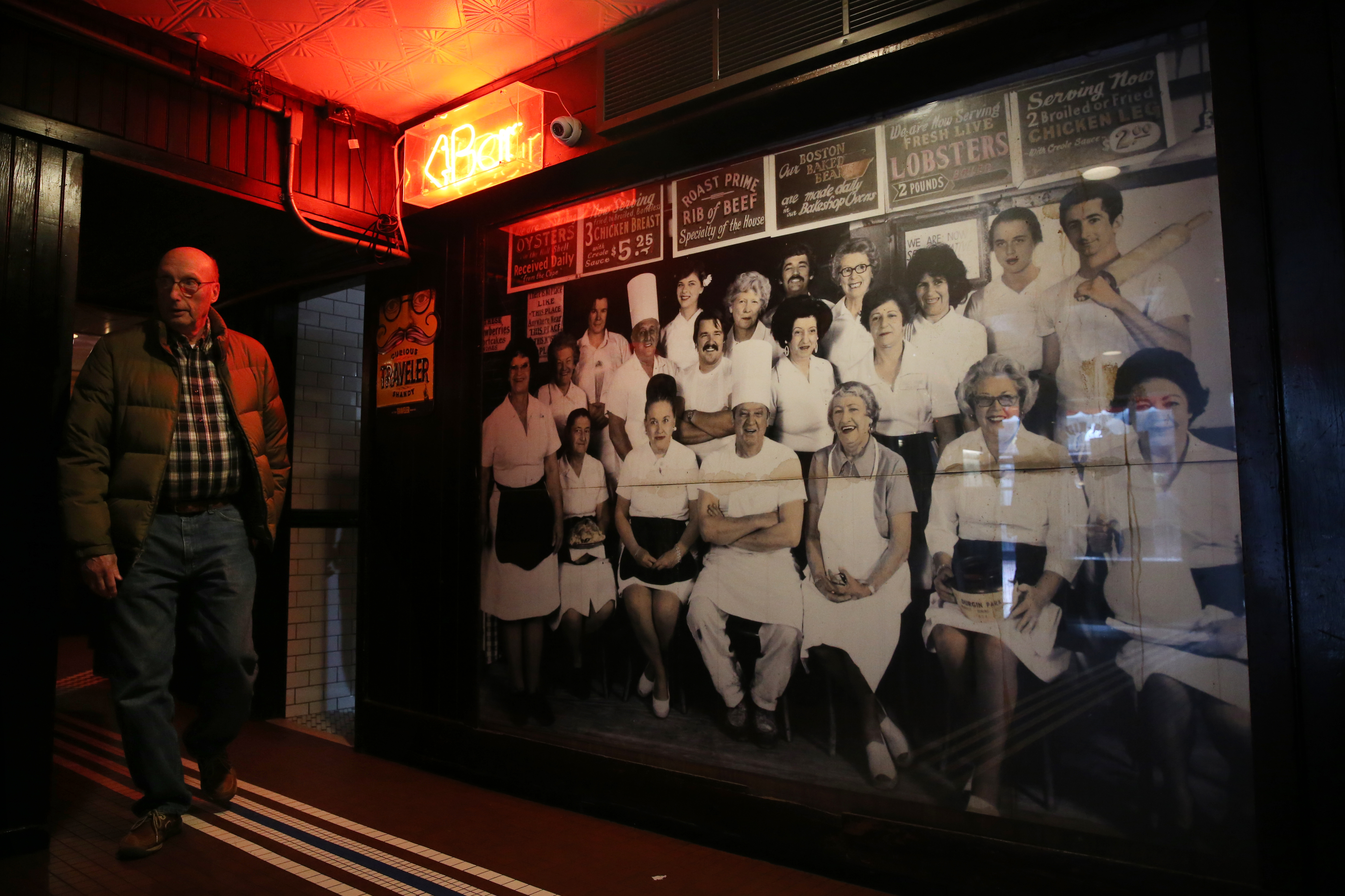 A photo of Durgin-Park’s staff, believed to be from the 1980s, was displayed at the bar entrance.