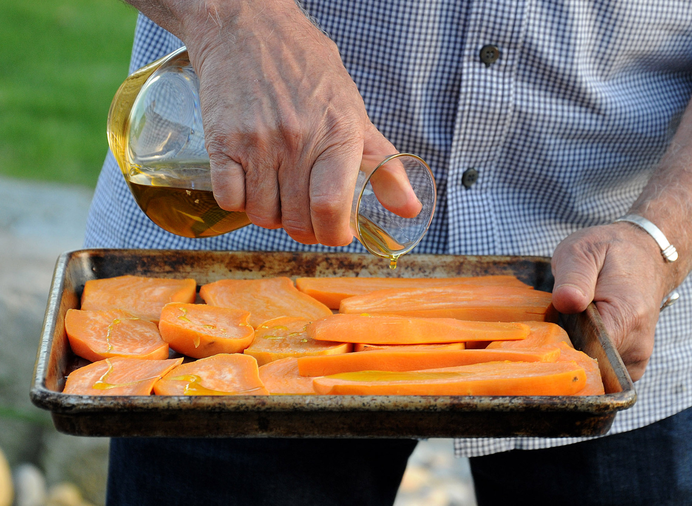 Show host Pete Evans drizzled oil on sweet potatoes.