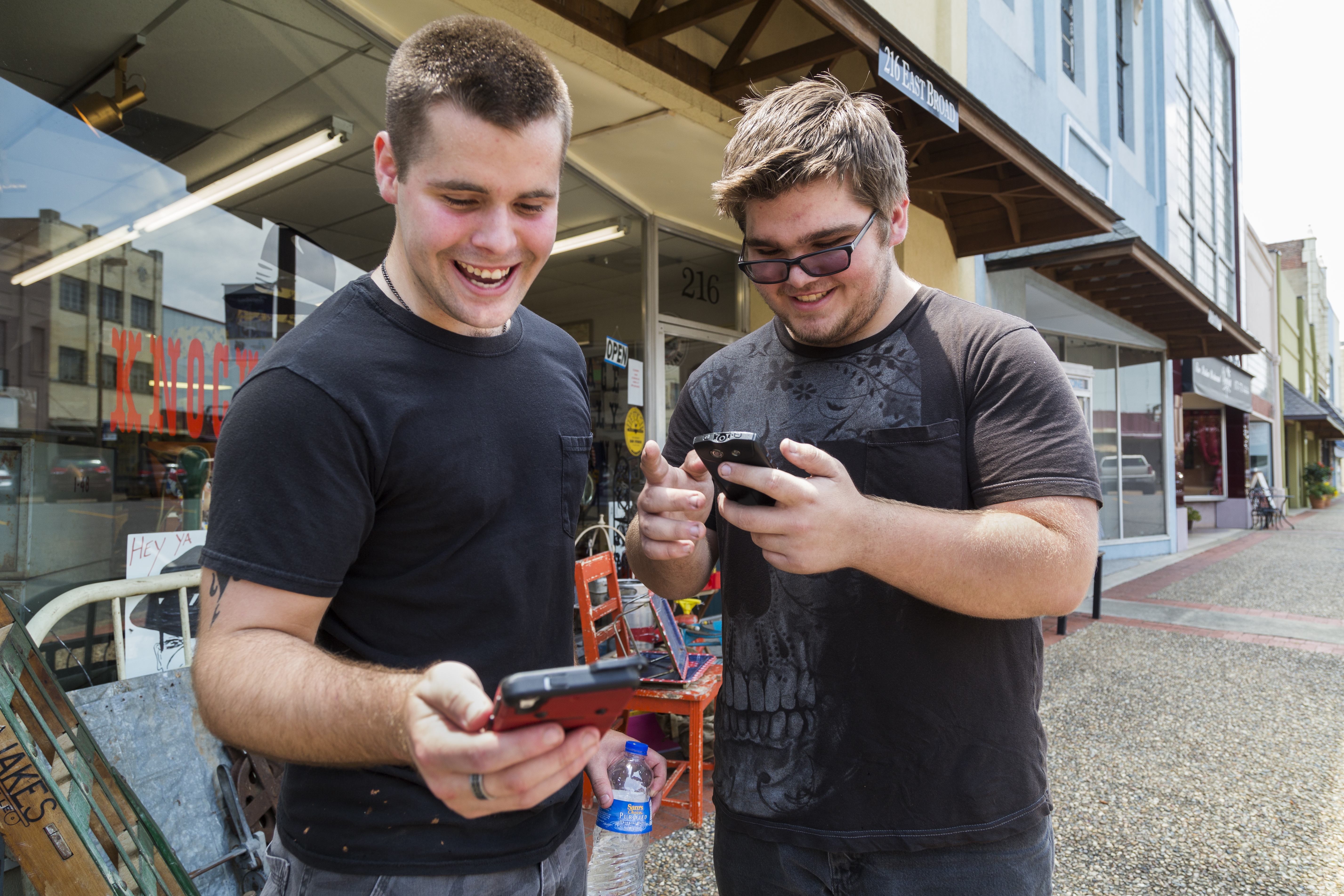 Brothers Jon and Ryan Edmonds played Pokémon Go in Arkansas on Saturday.
