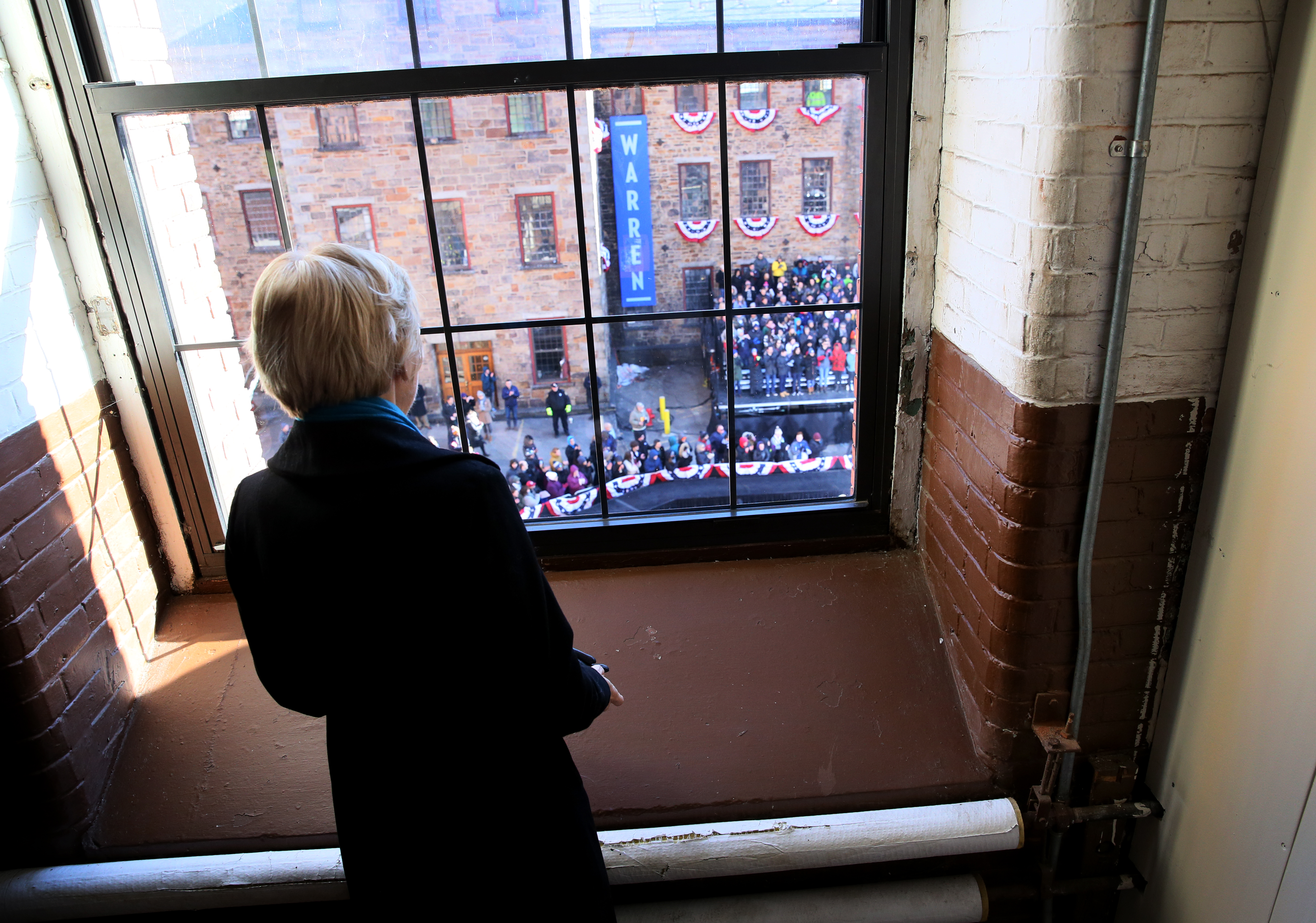 Warren looked over the crowd before officially announcing her run for the presidency.
