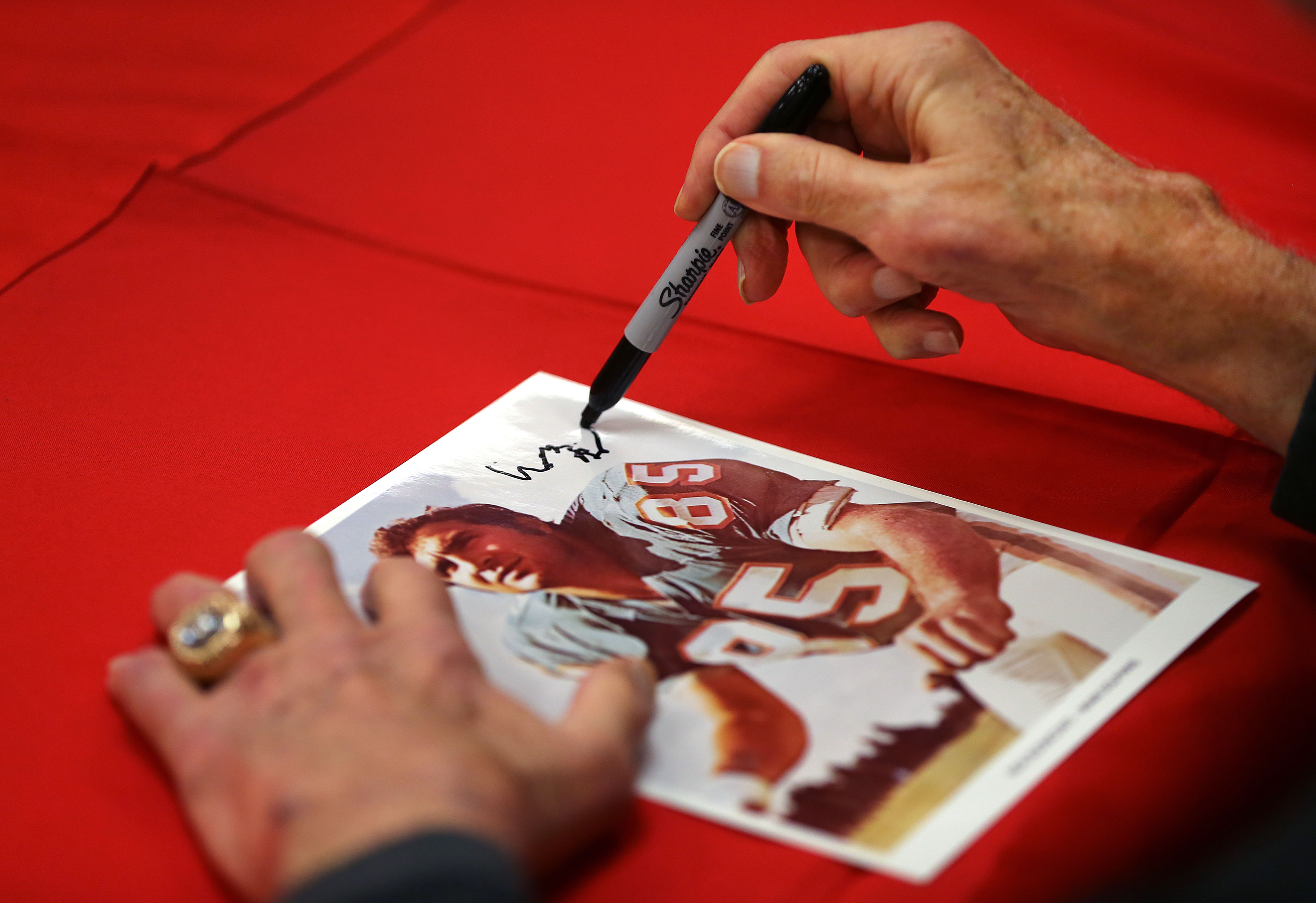 Buoniconti had difficulty autographing a photo.