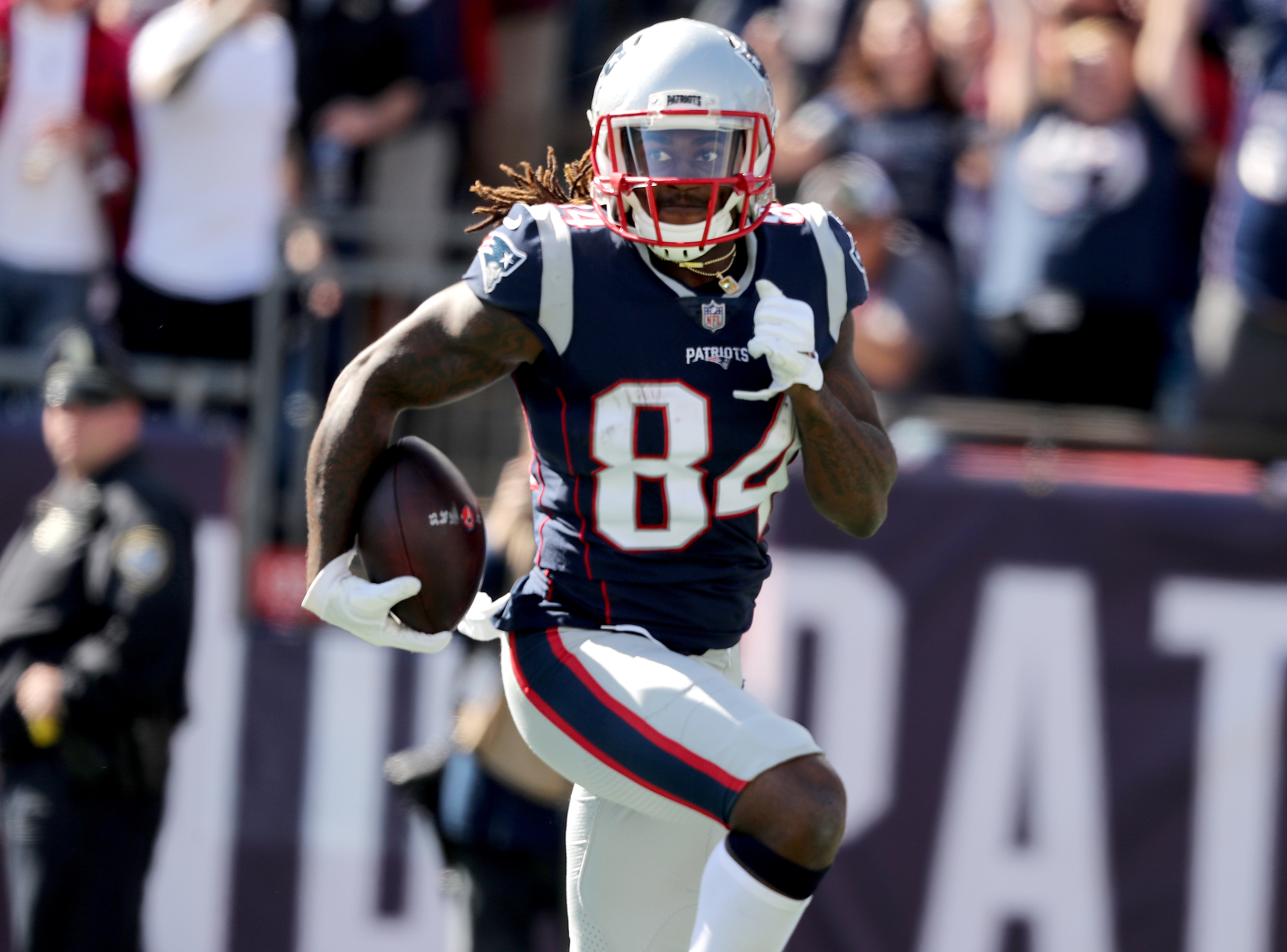 Cordarrelle Patterson ran for a touchdown in the second quarter after catching a pass from Tom Brady.
