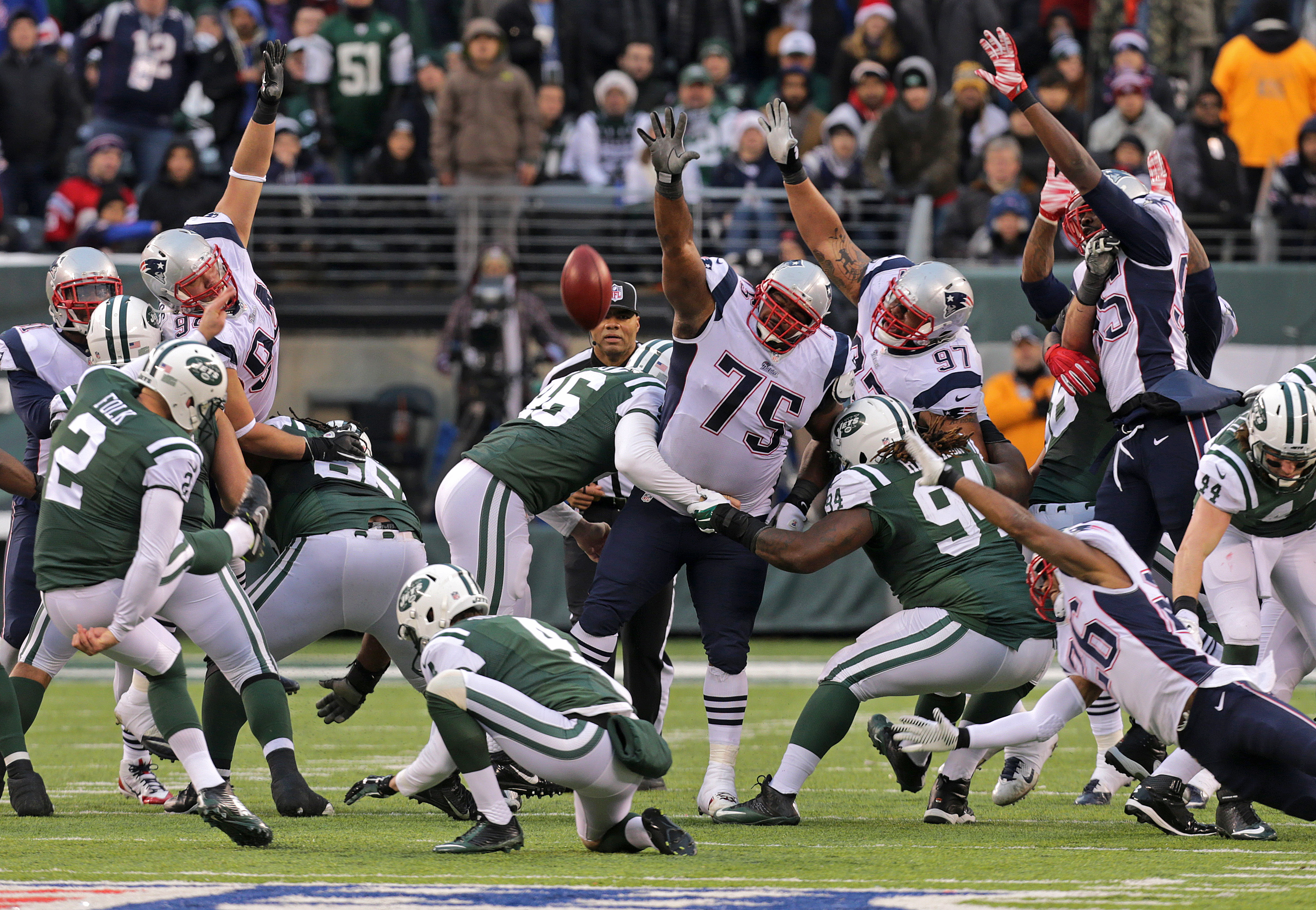 Vince Wilfork (75) tipped the ball Nick Foles’s field goal attempt in the fourth quarter that would have given the Jets the lead.