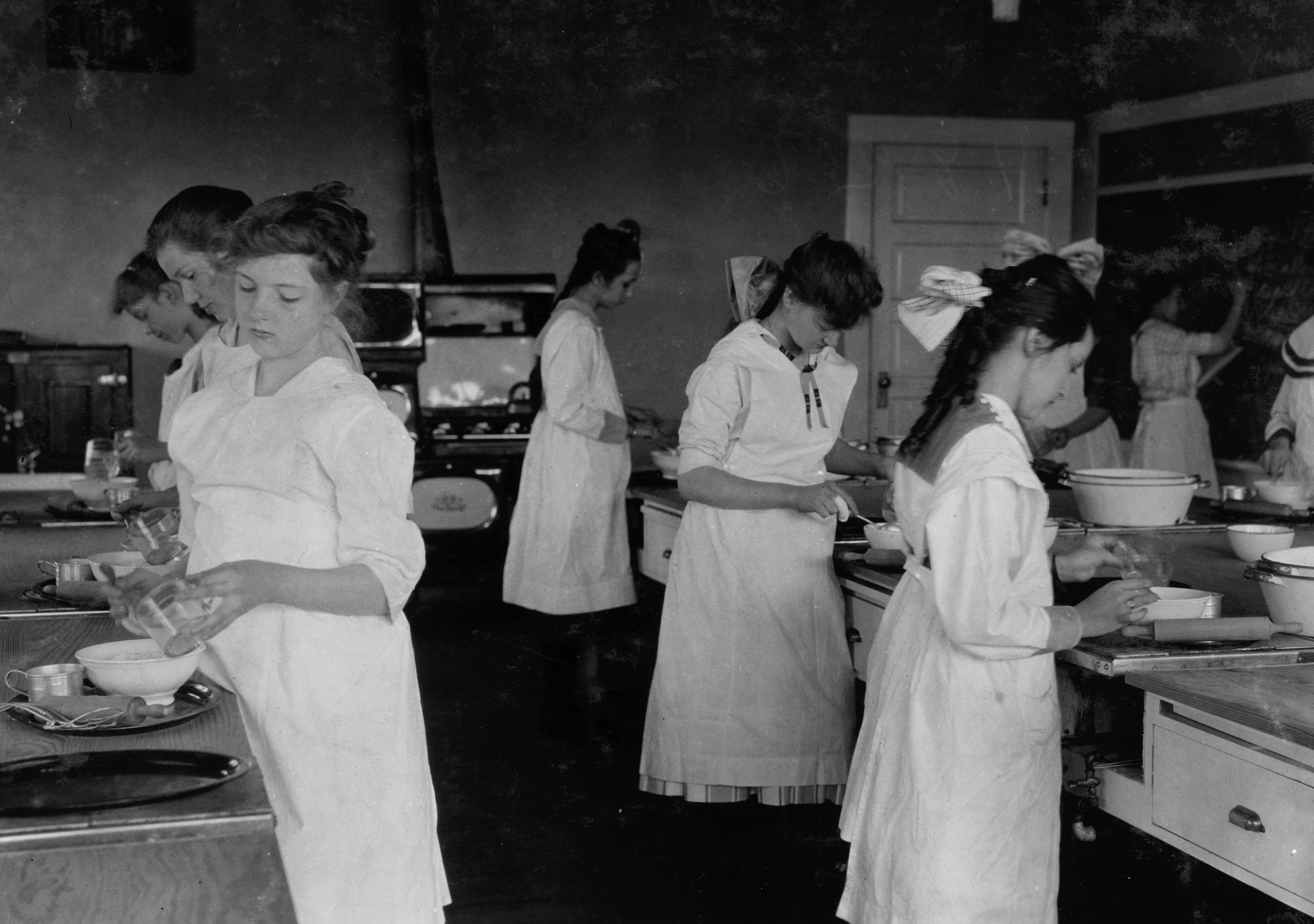 A domestic science class at the Horace Mann School in Tulsa, Okla., in 1917.