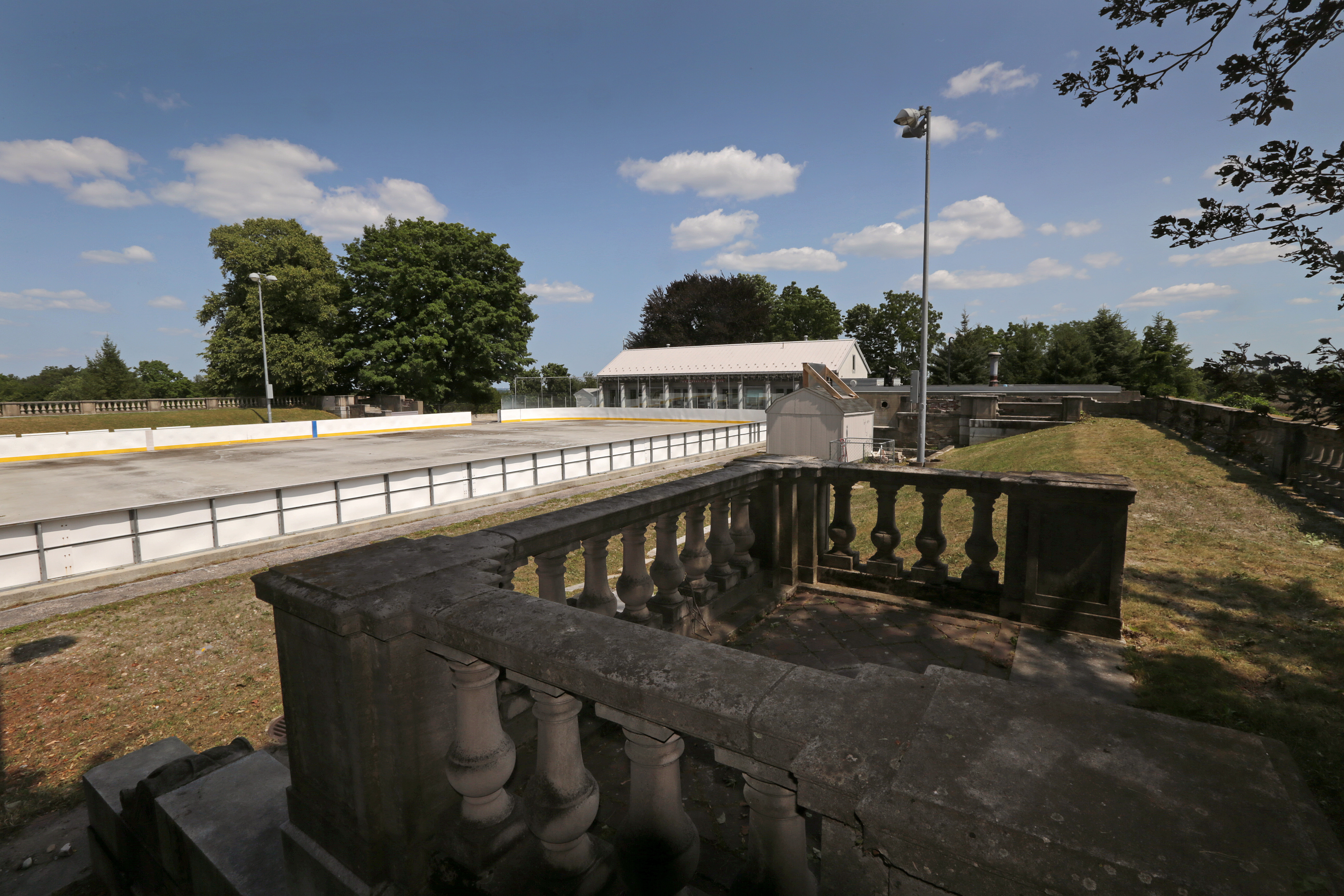 In 1955, the core of the Italian garden was carved out to make a public skating rink.