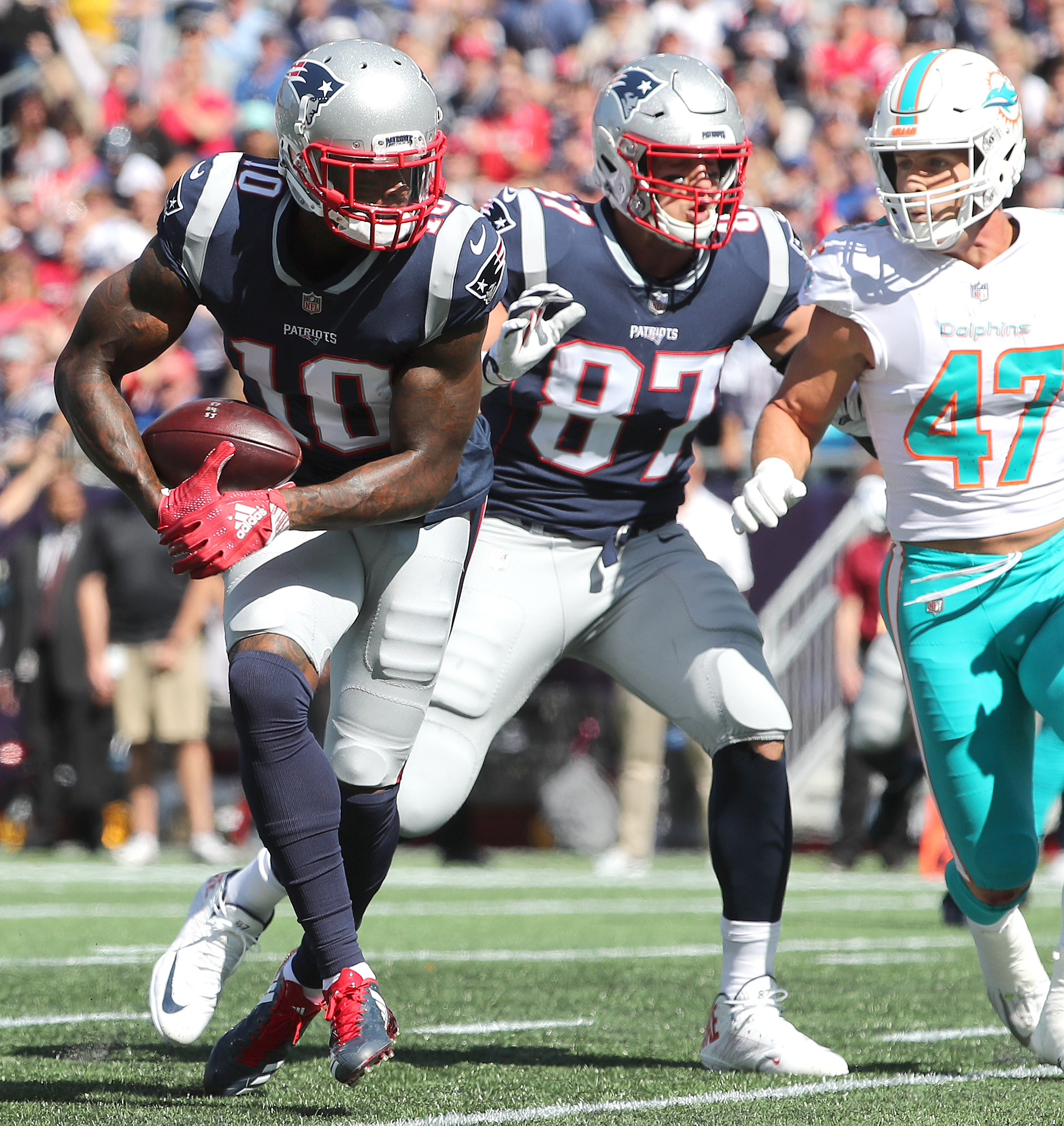 Josh Gordon makes his first recption with the Patriots.