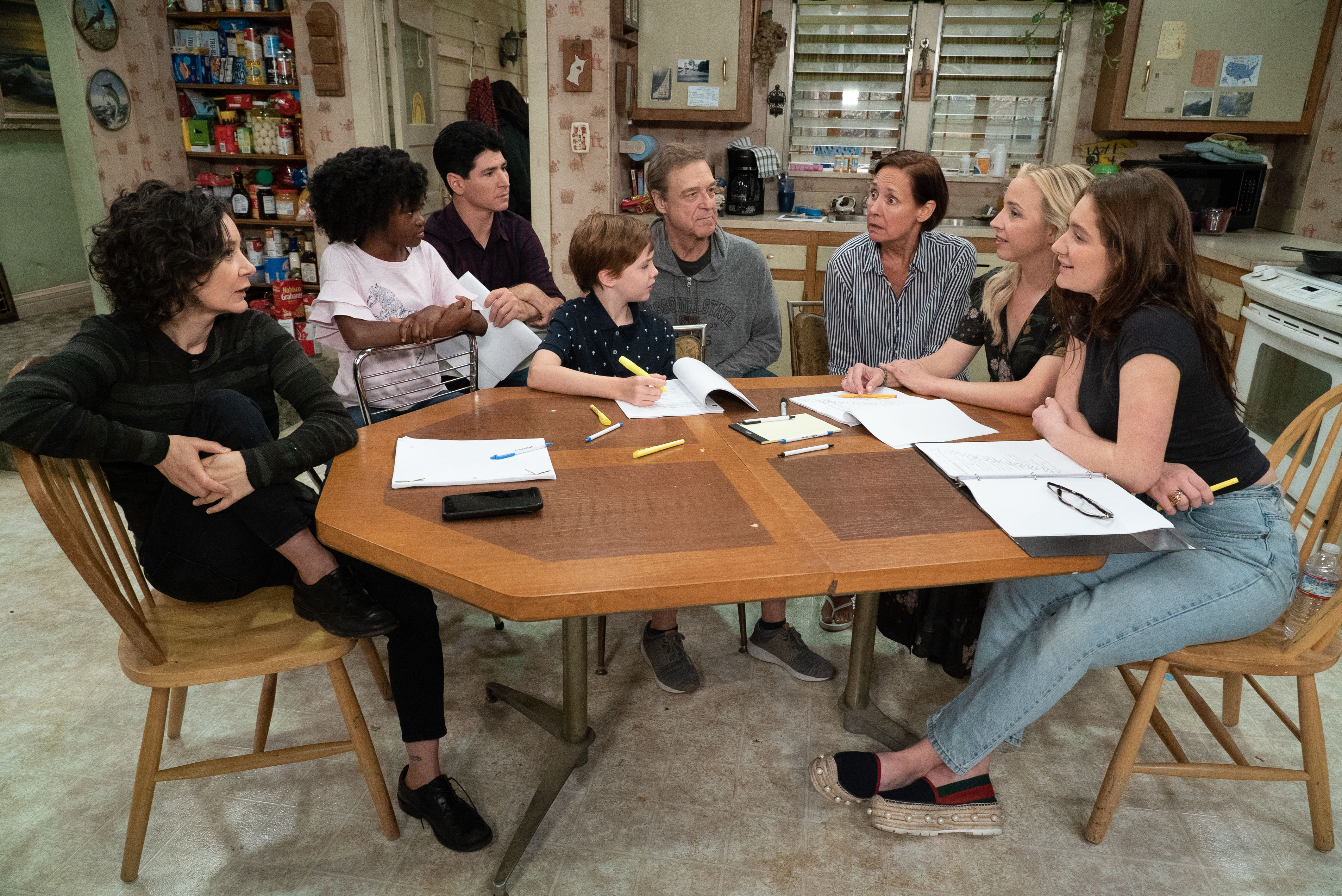 Sara Gilbert, Jayden Rey, Michael Fishman, Ames Mcnamara, John Goodman, Laurie Metcalf, Lecy Goranson, Emma Kenney in Abc’s The Conners.