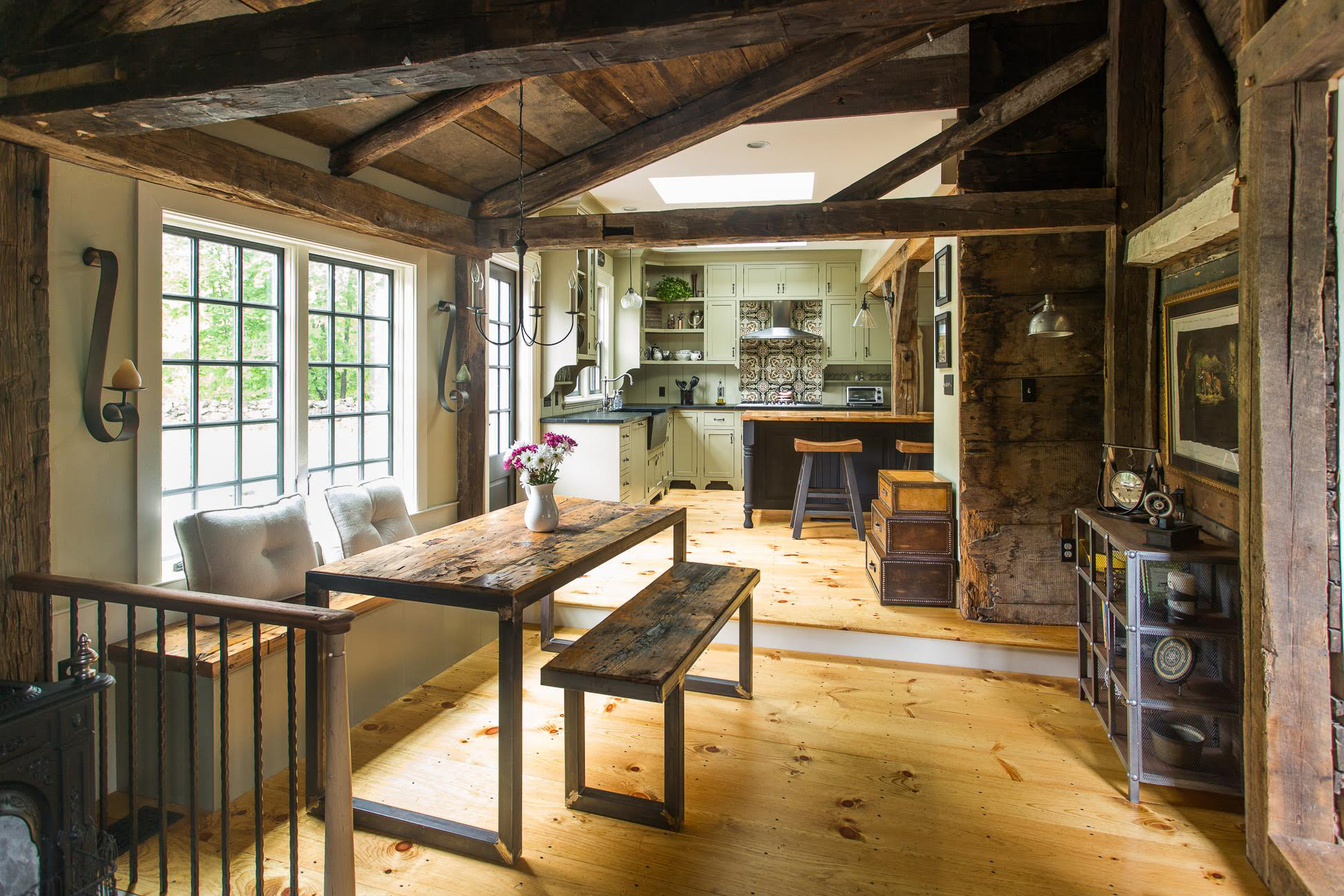 An unexpected discovery by architect Mat Cummings — the hidden structure of a timber-frame barn — helped dictate the design of Donna Hochberg’s kitchen.