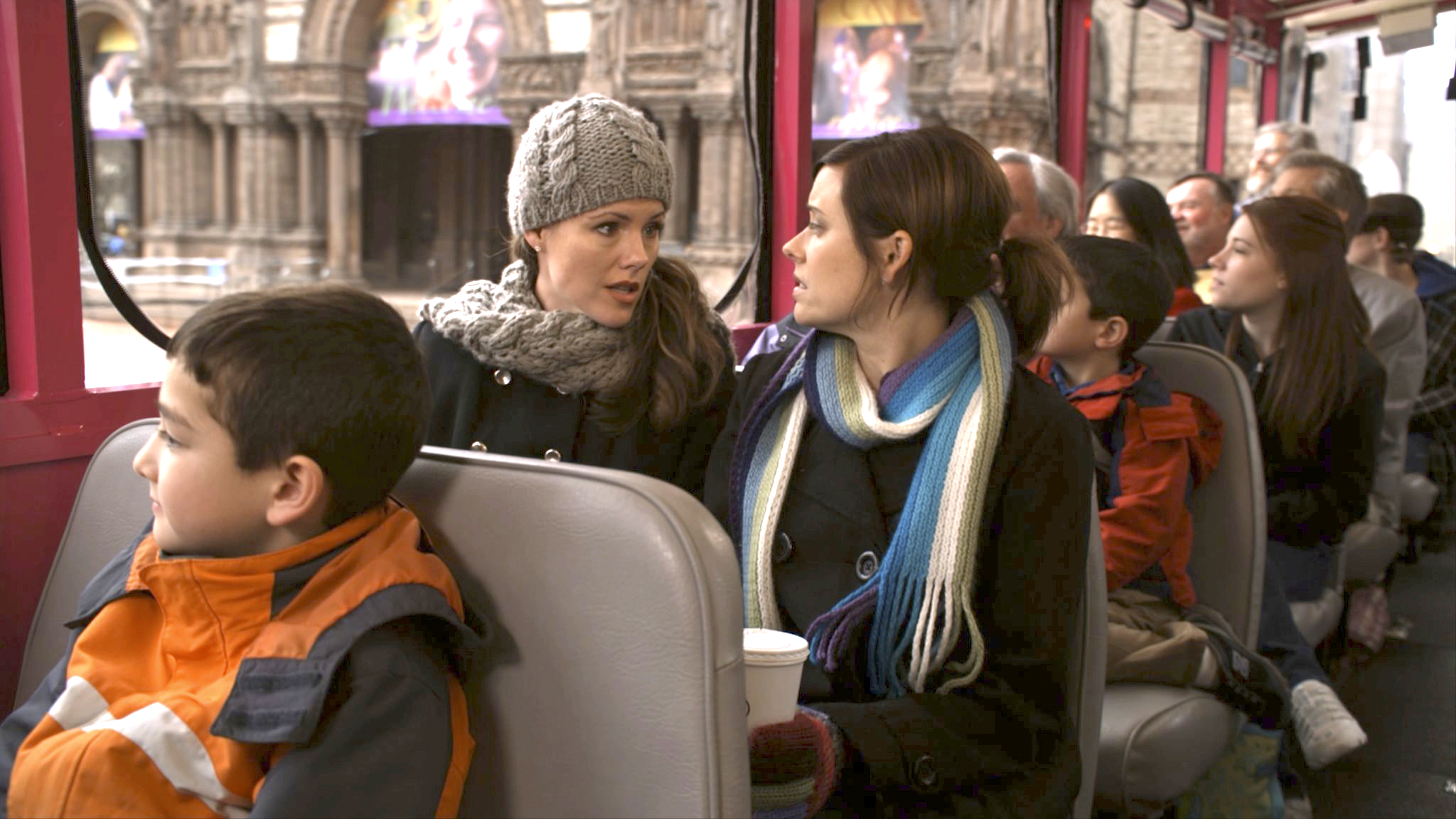 Kathleen Robertson (Leslie) and Miranda Kent (Samantha).