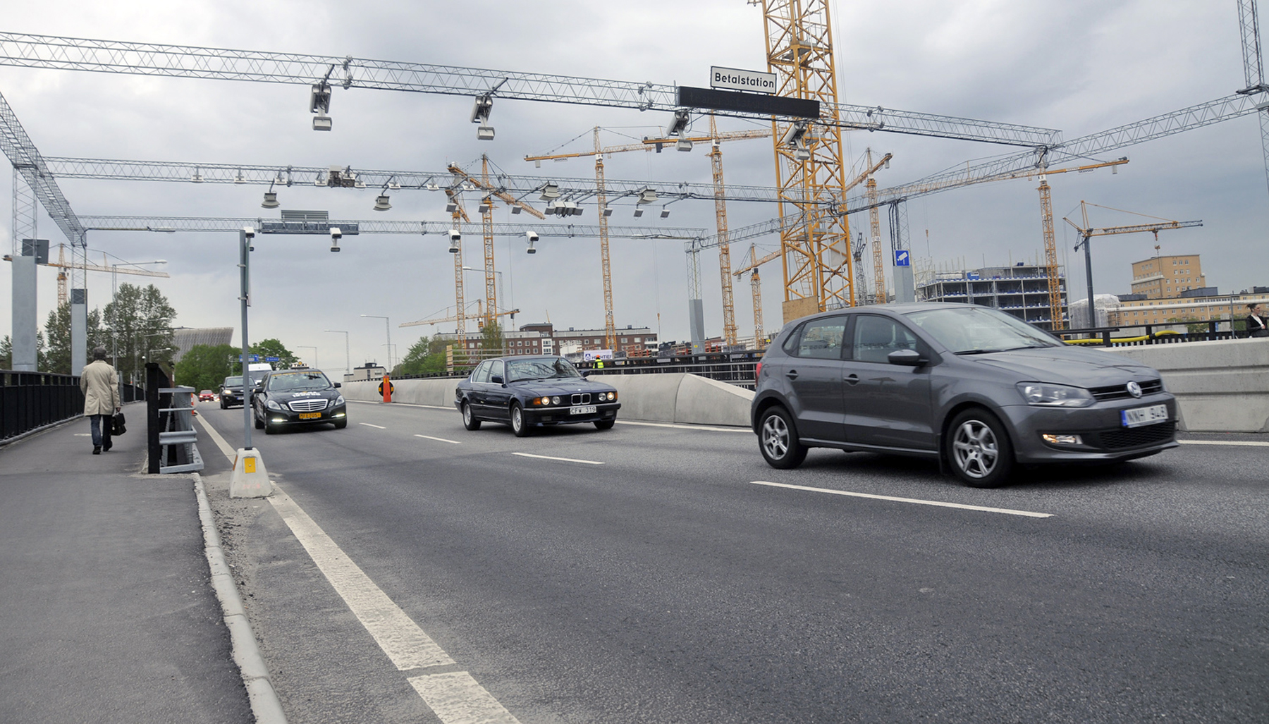In Stockholm, cars pass through a checkpoint gantry, which is equipped with cameras.