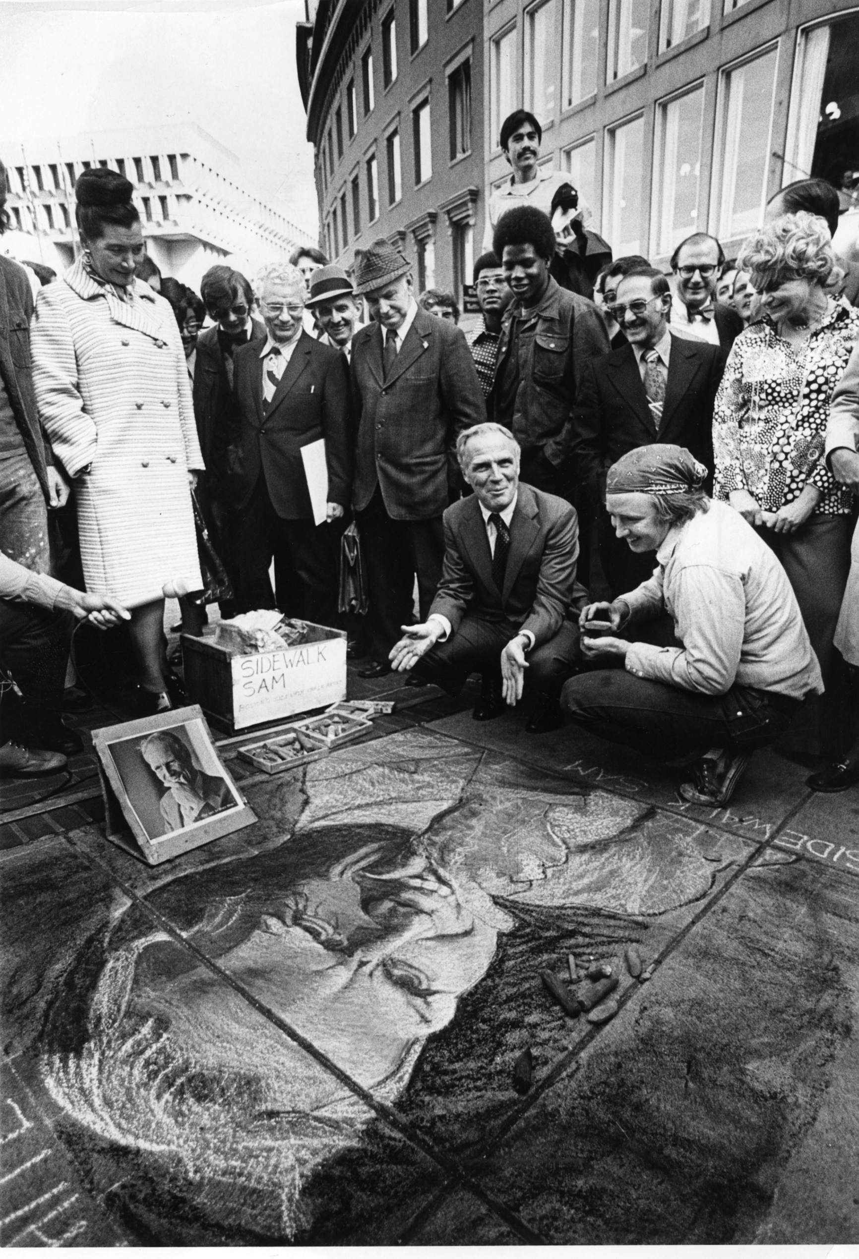 Mayor Kevin White and his likeness, as drawn by artist Bob Guillemin, also known as “Sidewalk Sam,” on City Hall Plaza in 1973.
