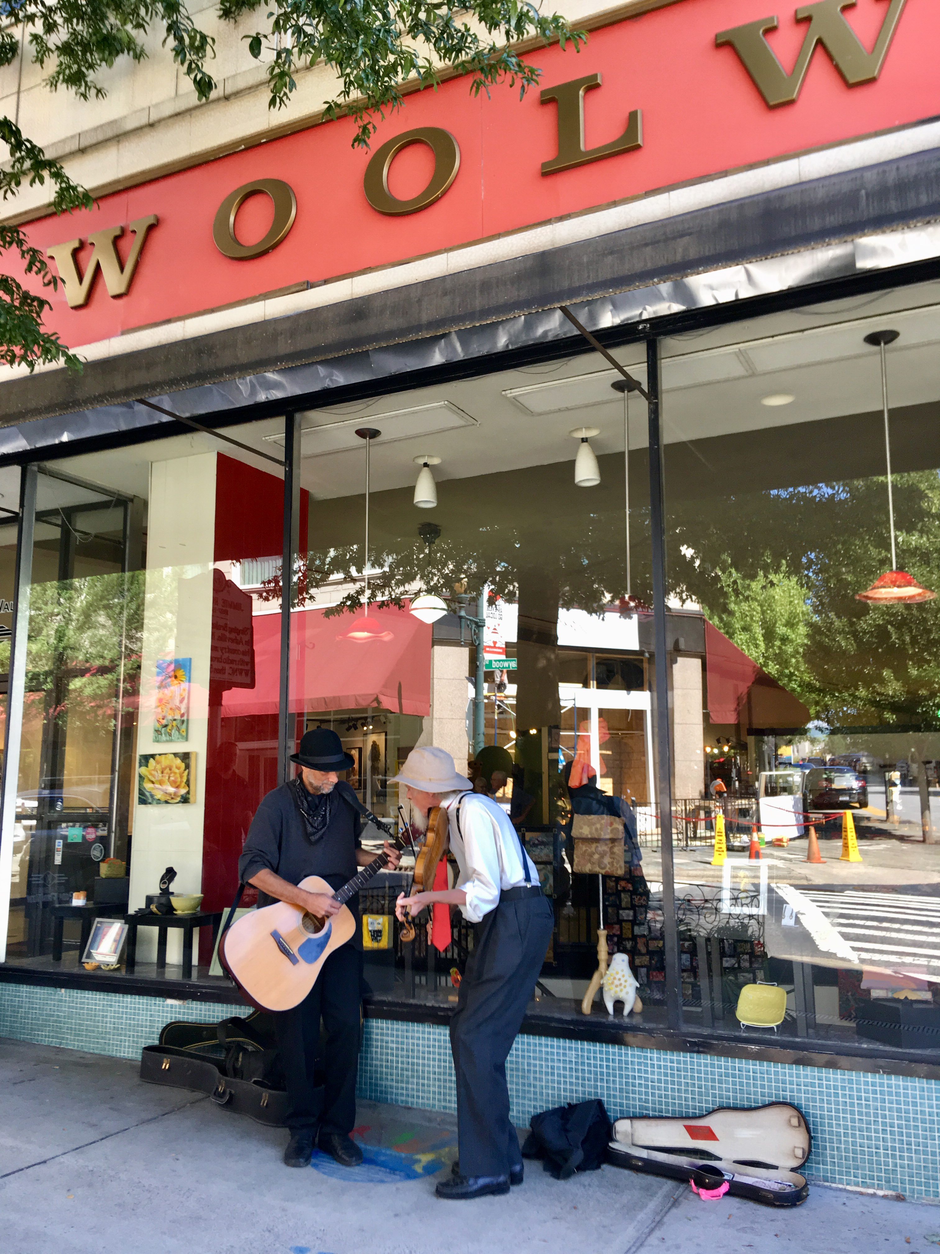 Musicians busking outide the Woolworth Walk, an art gallery.