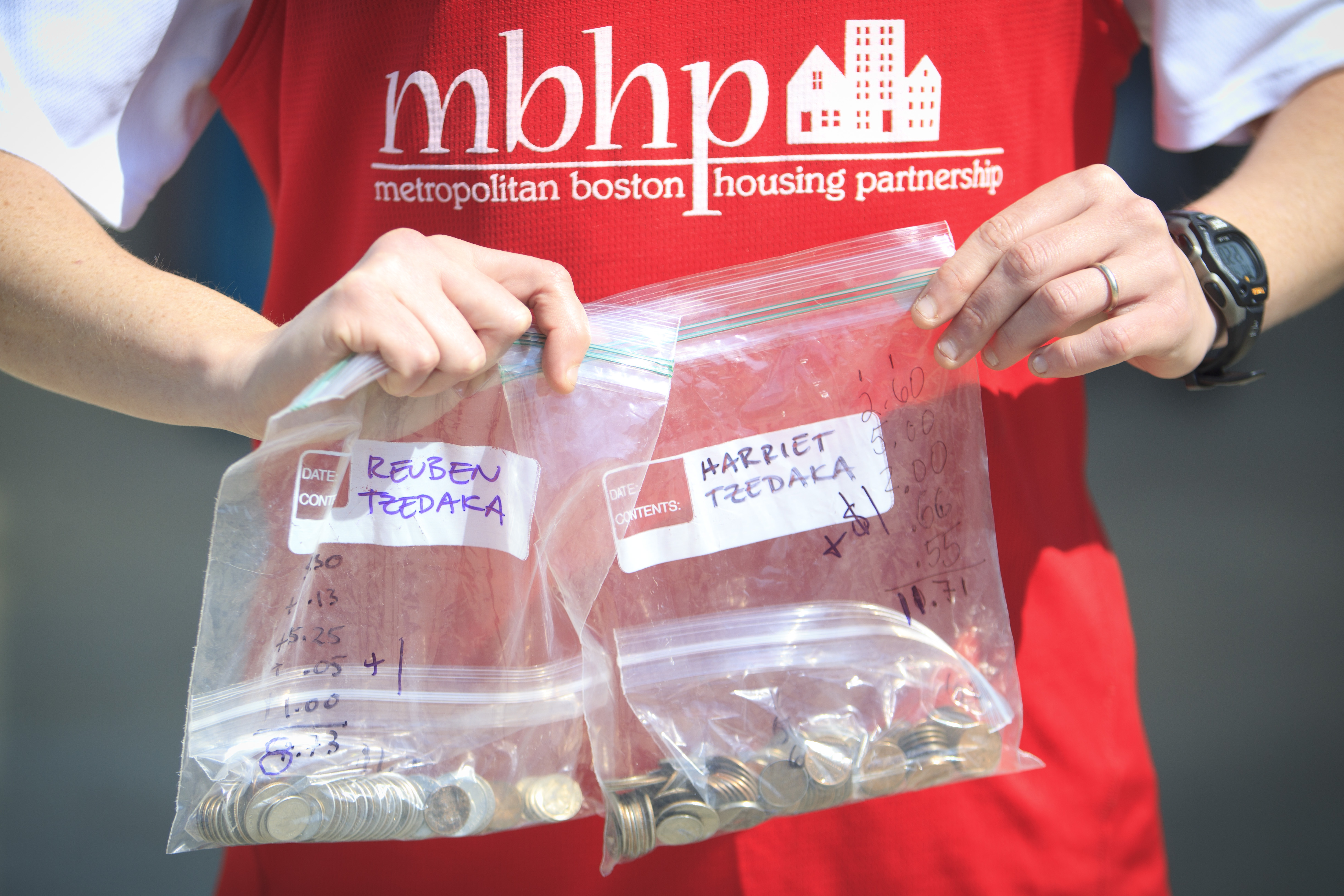 Friends of Carolyn and Jesse Edsell-Vetter’s young children collected change to donate to the goal.