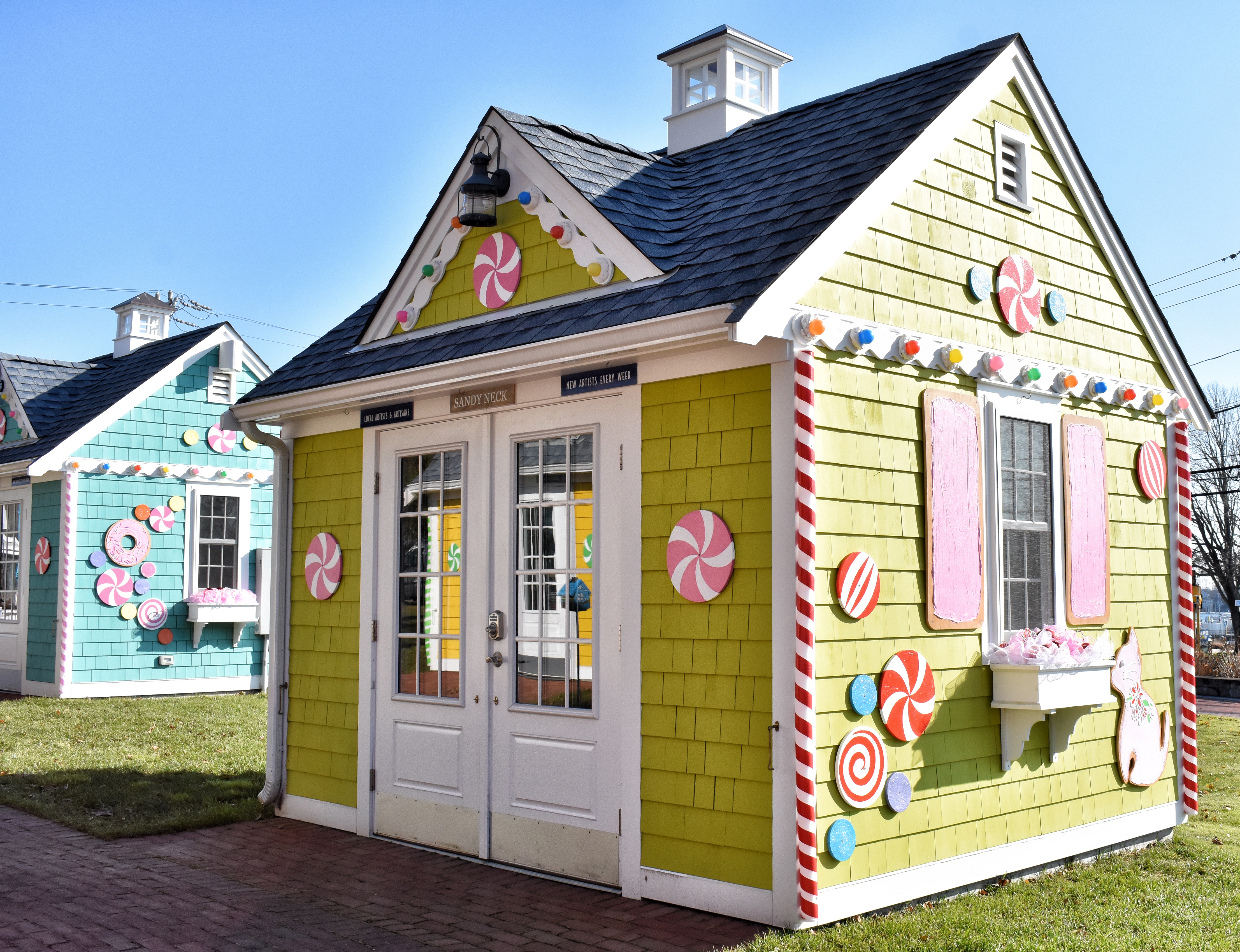 A Cape Cod illustrator — Anne Tochka — has transformed Hyannis’s artist shanties into decorative gingerbread houses for the holiday season.