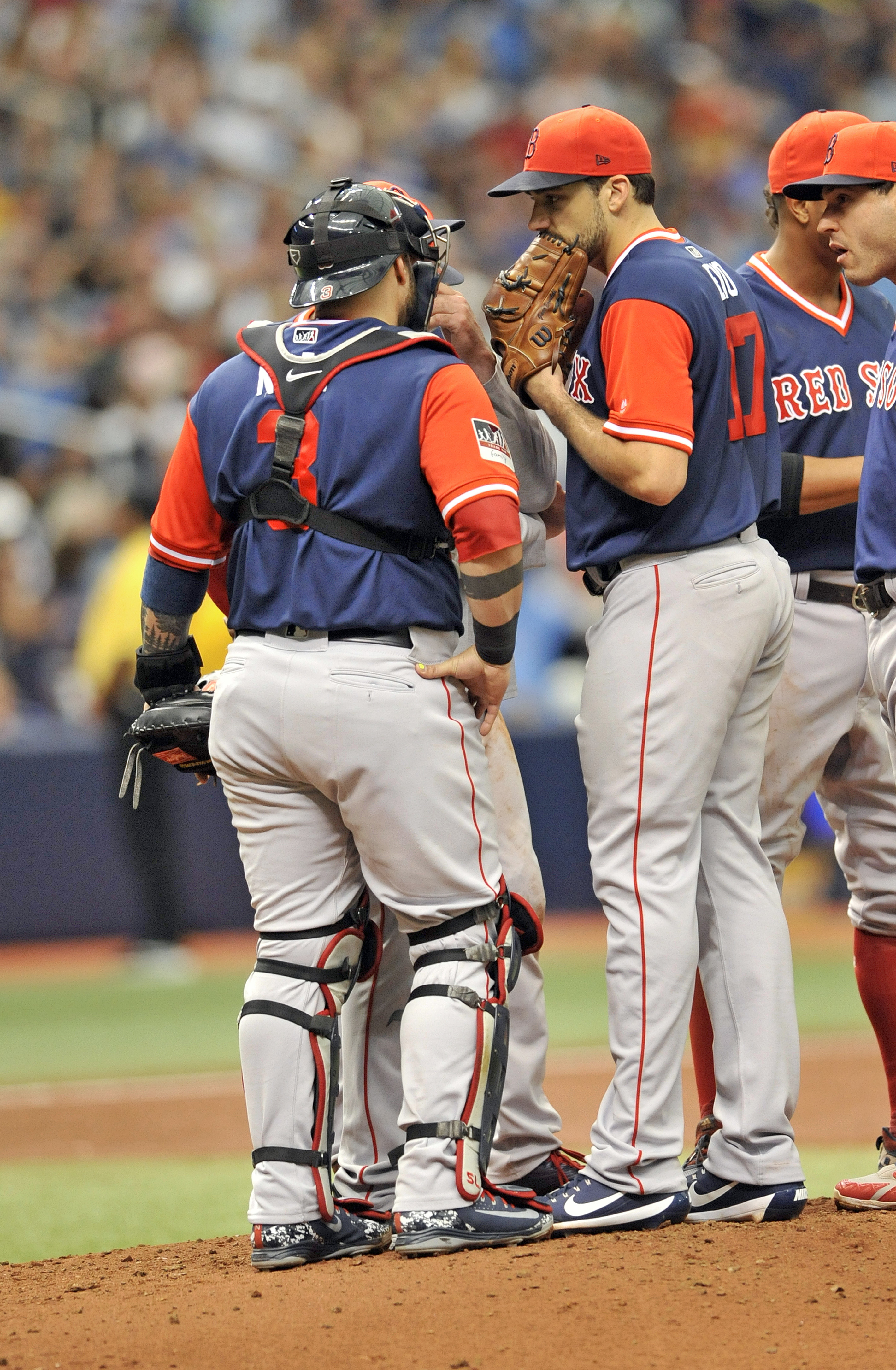 Catcher Sandy Leon talks with Nathan Eovaldi in the thord inning of Sunday’s loss.