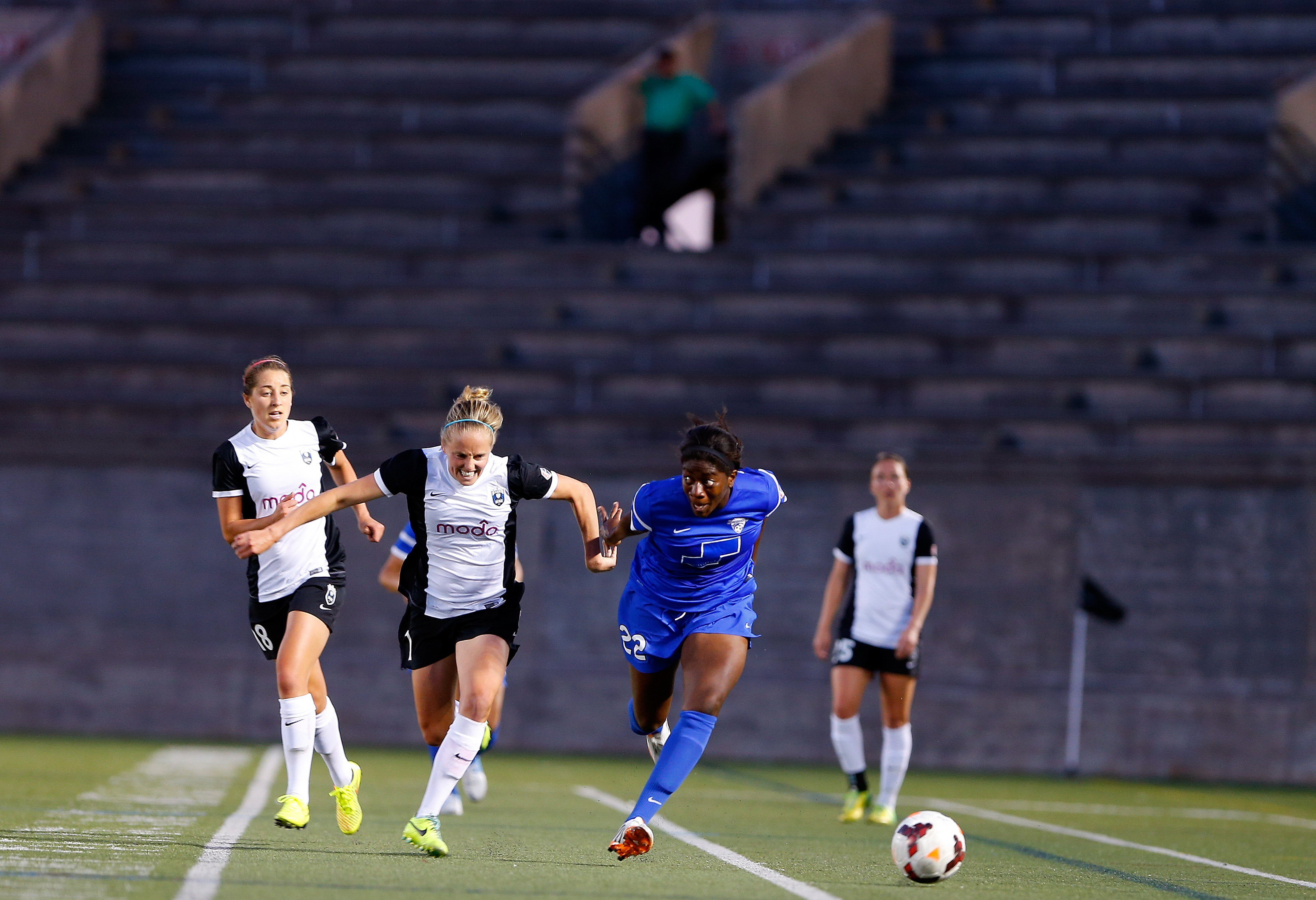 “The challenge for light beer was to create a distinctive value for the product. That is to some degree the challenge for women’s sports,” says MIT Sloan’s David Schmittlein. Pictured, Boston Breakers-Seattle Reign game.