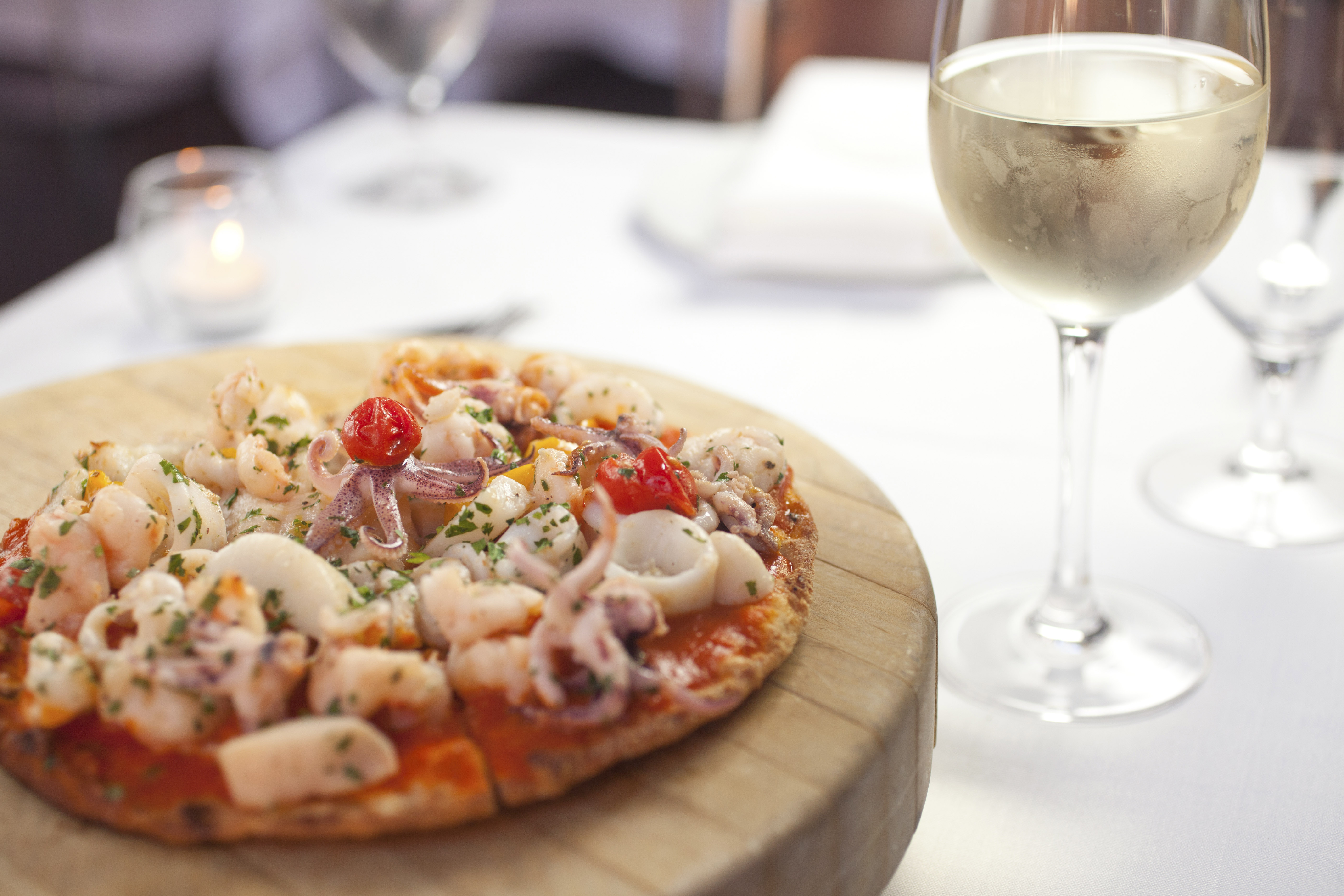 The thin crust pizzetta di mare.