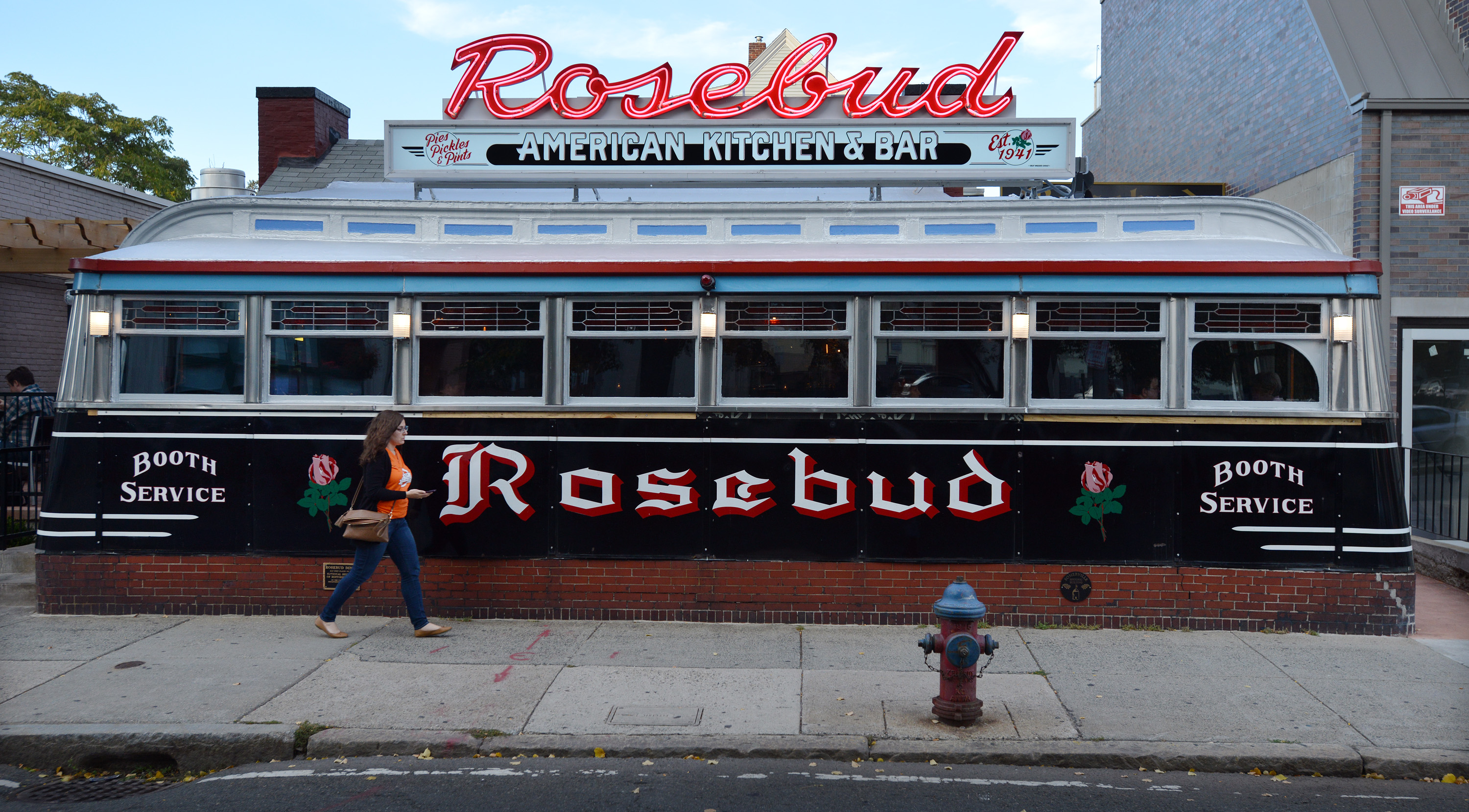 A recent overhaul of the Rosebud American Kitchen & Bar in Davis Square keeps the spirit of the interior — tufted red-vinyl banquettes, black tables with stainless-steel edging — intact.