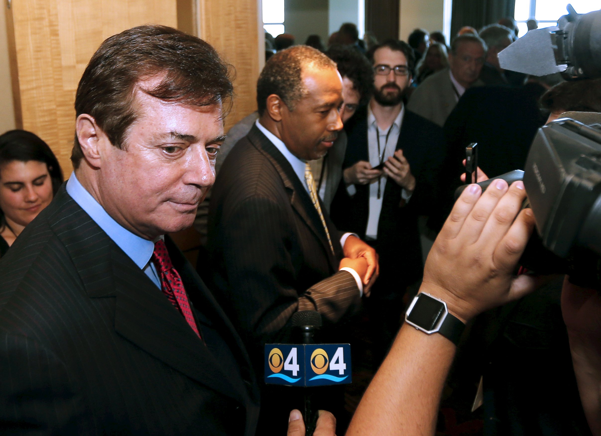 Paul Manafort (left), Donald Trump’s senior campaign adviser, answered a question from a reporter as he walked into a reception with former presidential candidate Ben Carson on Thursday.