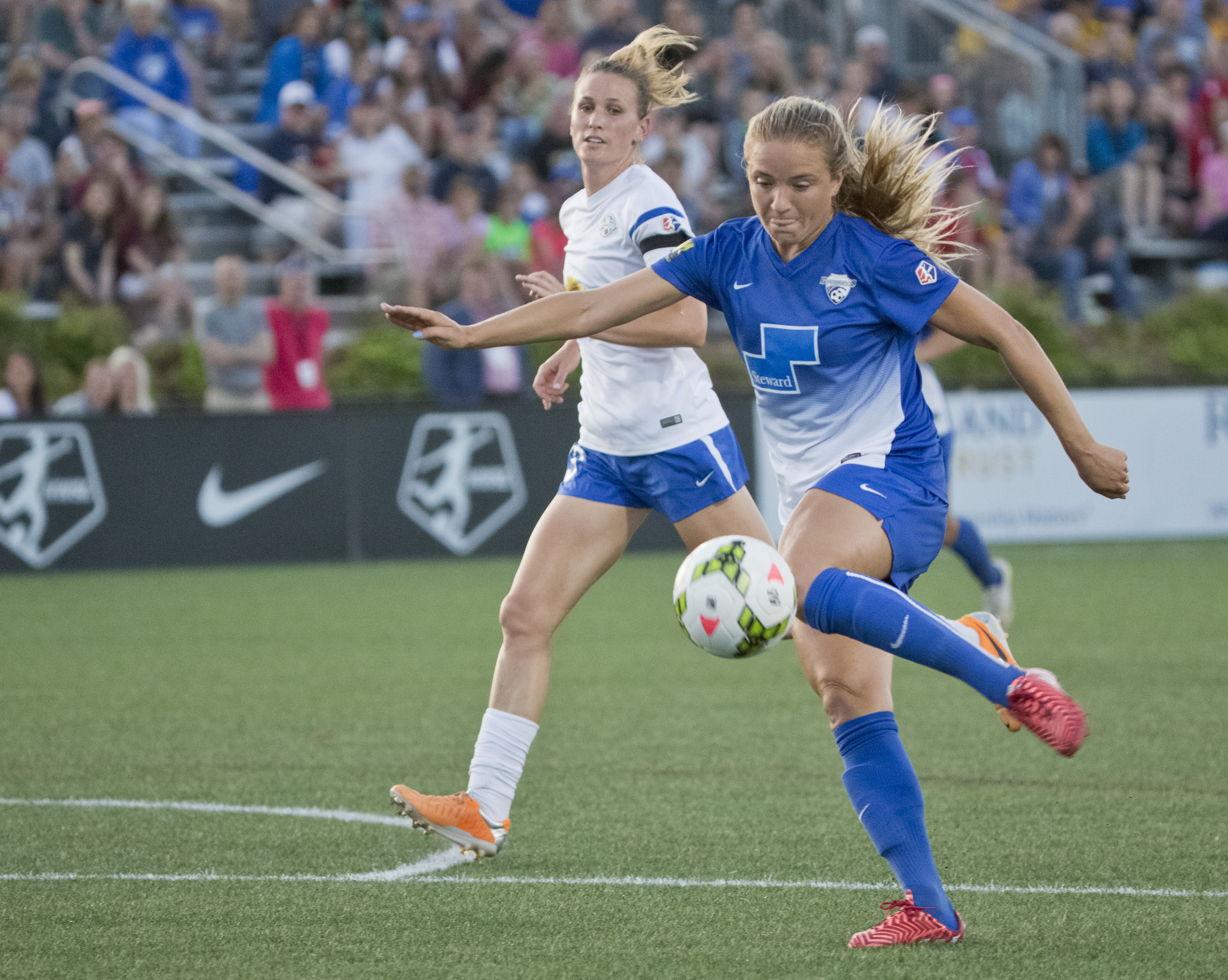 Kristie Mewis in action with the Boston Breakers in 2015.